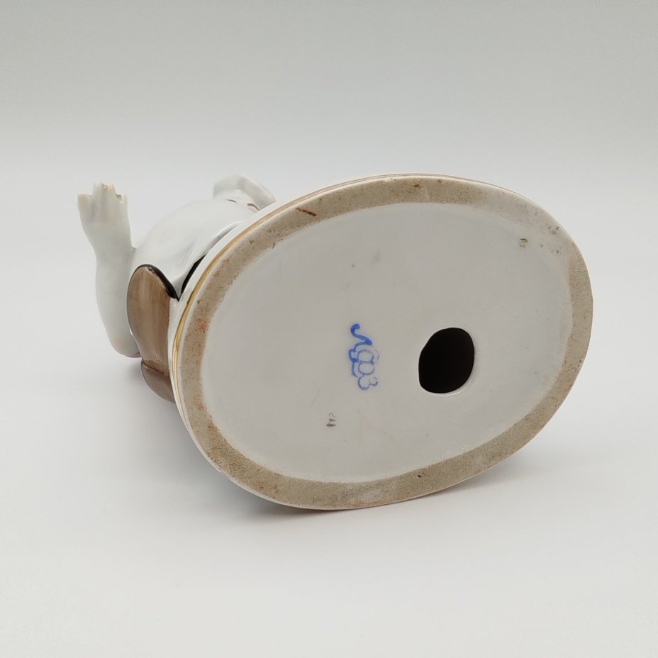 Статуэтка "Кот и повар", скульптор В.А. Михалёв, фарфор, роспись, золочение, Ленинградский фарфоровый завод (ЛФЗ), СССР, 1960-1970 гг.