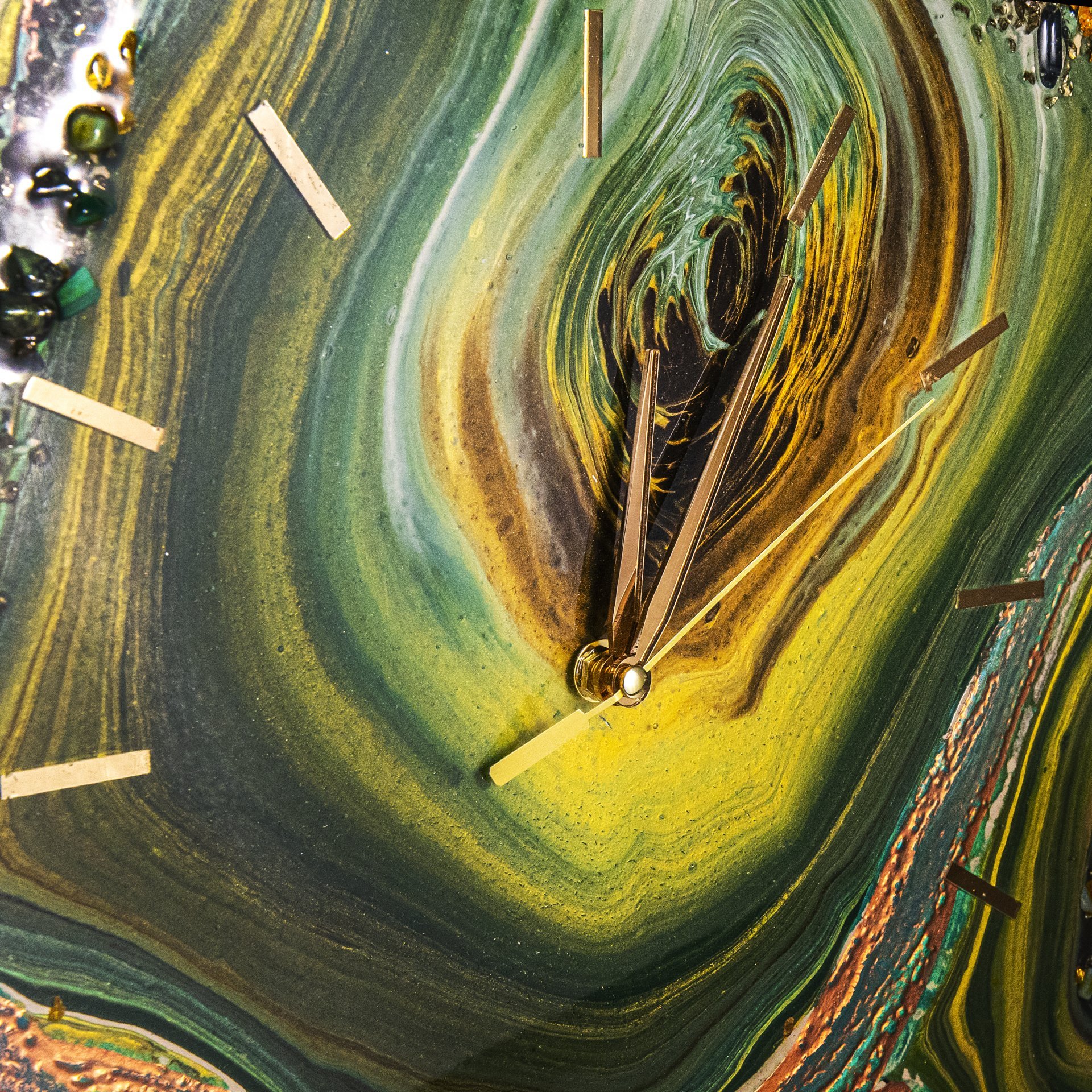 Часы настенные "Малахит", авторская ручная работа в технике Resin Art, Глянцевое 3D покрытие, камни, металл, Россия, 2021 г.