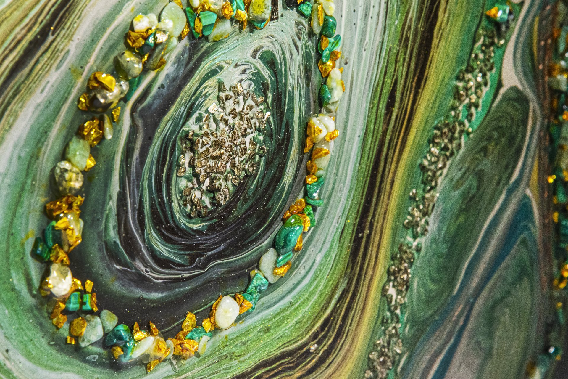 Часы настенные "Малахит", авторская ручная работа в технике Resin Art, Глянцевое 3D покрытие, камни, металл, Россия, 2021 г.