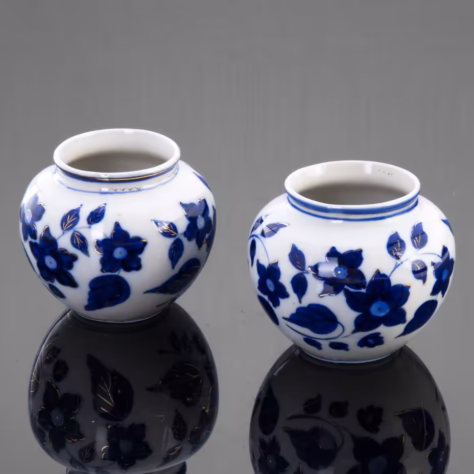 Вазы миниатюрные (парные), украшены цветочными узорами, Турыгинский фарфоровый завод артели «Художественная керамика» (Гжель)