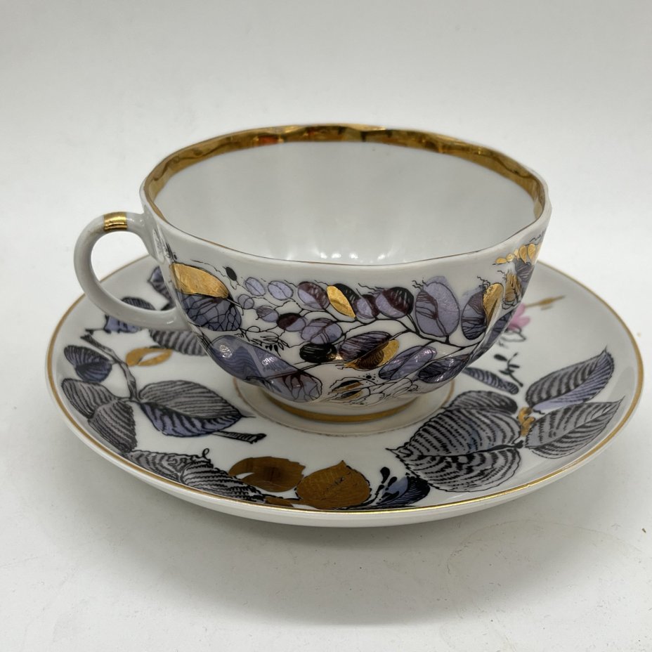 Чайная пара "Мой сад" в розовом оттенке, (из серии "Времена года"), форма "Тюльпан", автор формы С.Е. Яковлева, автор росписи Н.П. Славина, фарфор, деколь, люстр, золочение, Ленинградский фарфоровый завод (ЛФЗ), СССР, 1970-1991 гг.