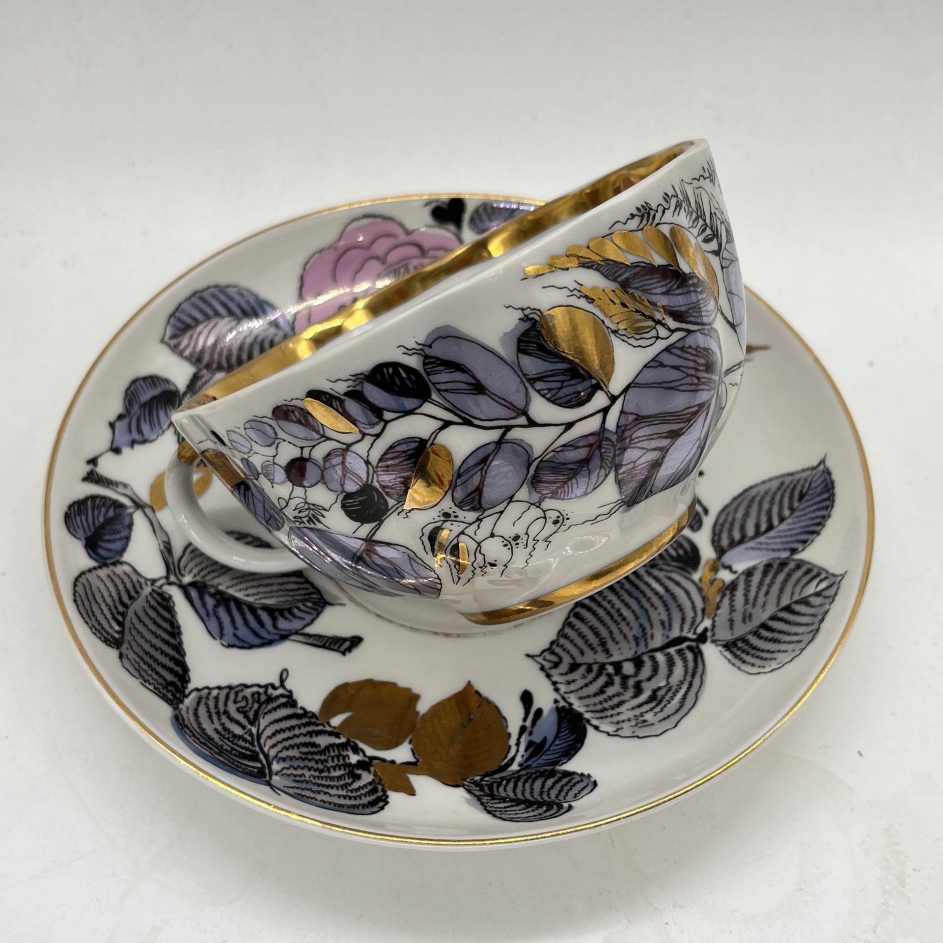 Чайная пара "Мой сад" в розовом оттенке, (из серии "Времена года"), форма "Тюльпан", автор формы С.Е. Яковлева, автор росписи Н.П. Славина, фарфор, деколь, люстр, золочение, Ленинградский фарфоровый завод (ЛФЗ), СССР, 1970-1991 гг.