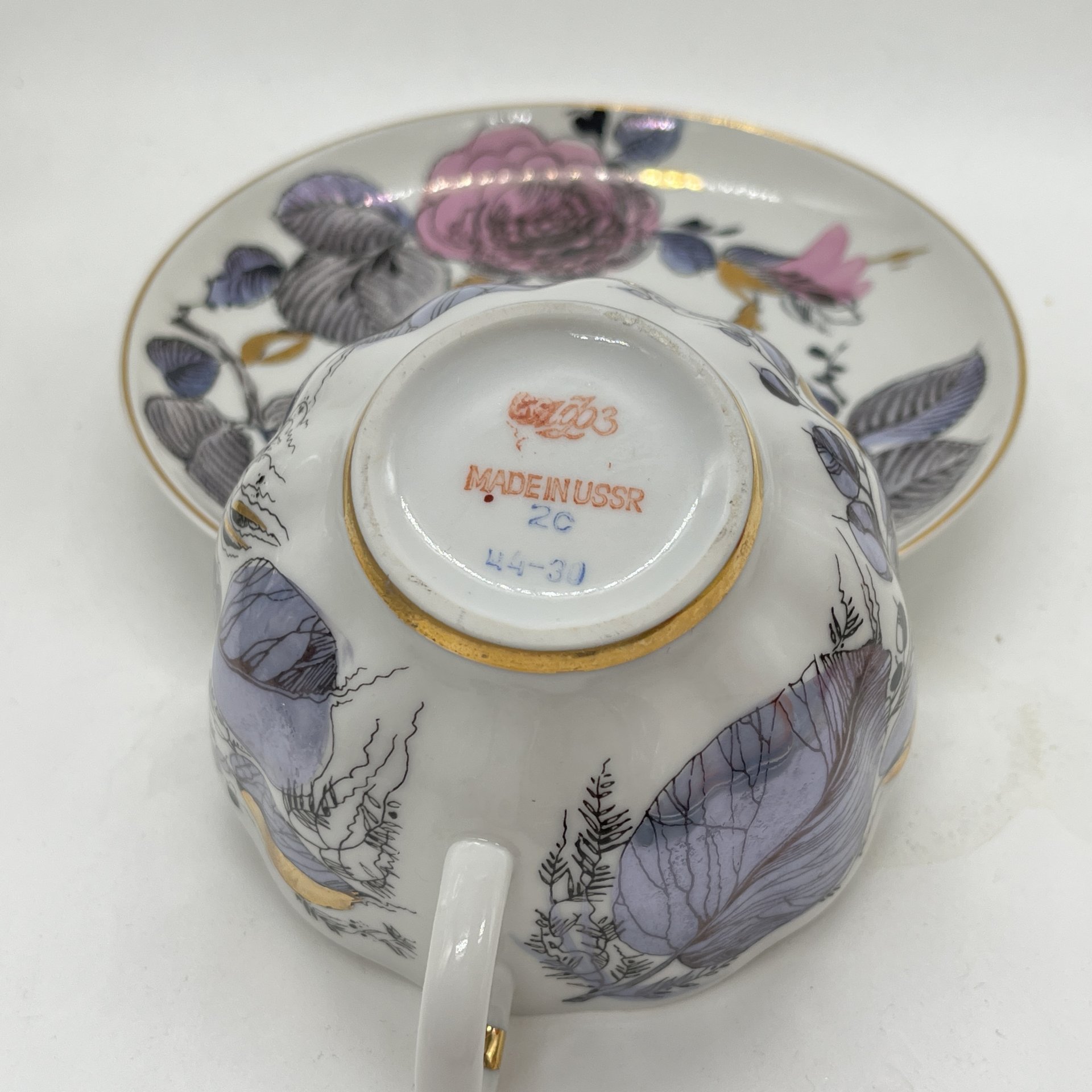 Чайная пара "Мой сад" в розовом оттенке, (из серии "Времена года"), форма "Тюльпан", автор формы С.Е. Яковлева, автор росписи Н.П. Славина, фарфор, деколь, люстр, золочение, Ленинградский фарфоровый завод (ЛФЗ), СССР, 1970-1991 гг.