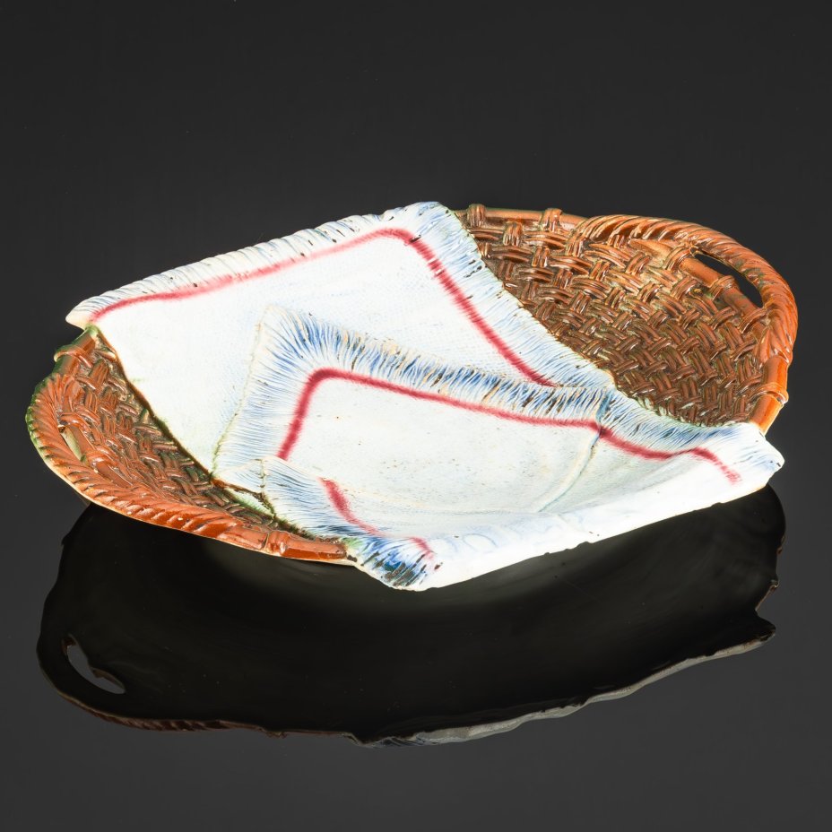 Блюдо (сухарница) "Рушник" в коричнево-голубой гамме, фаянс, роспись, Конаковский фаянсовый завод им. М.И. Калинина (ЗиК Конаково), СССР, 1900-1930 гг.