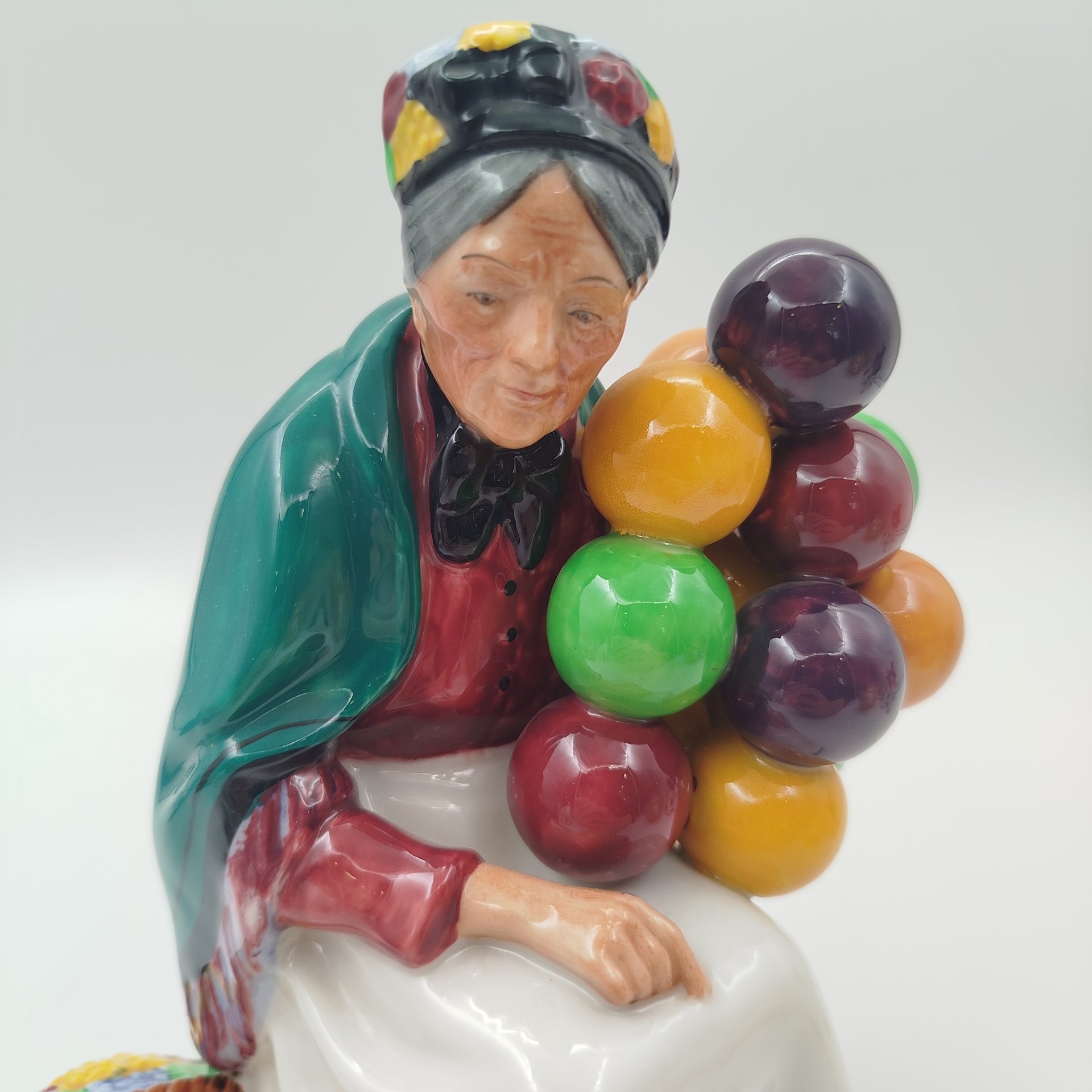 Статуэтка "The Old Ballon seller" ("Продавщица воздушных шаров"), автор Лесли Харрадайн, фарфор, роспись, Royal Doulton, Великобритания, 1920-1950 гг.