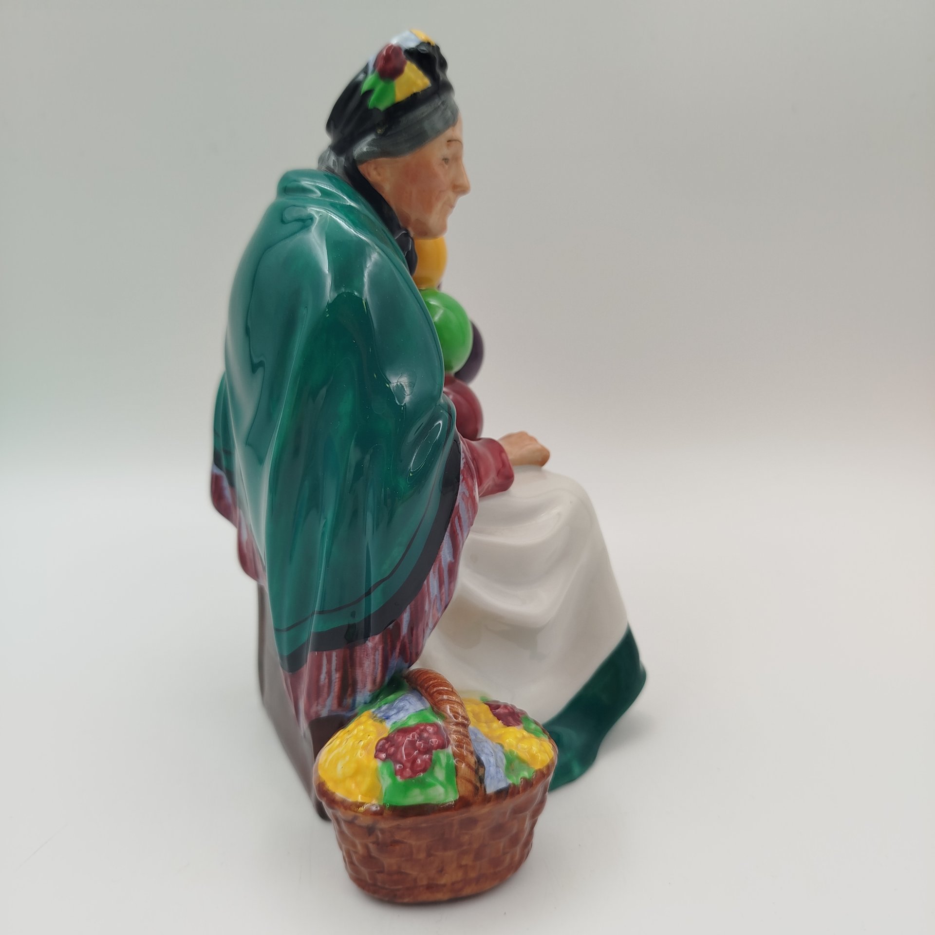 Статуэтка "The Old Ballon seller" ("Продавщица воздушных шаров"), автор Лесли Харрадайн, фарфор, роспись, Royal Doulton, Великобритания, 1920-1950 гг., Royal Doulton