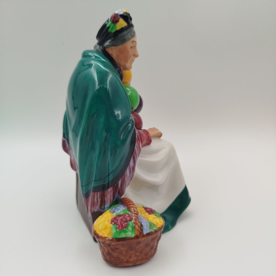 Статуэтка "The Old Ballon seller" ("Продавщица воздушных шаров"), автор Лесли Харрадайн, фарфор, роспись, Royal Doulton, Великобритания, 1920-1950 гг., Royal Doulton