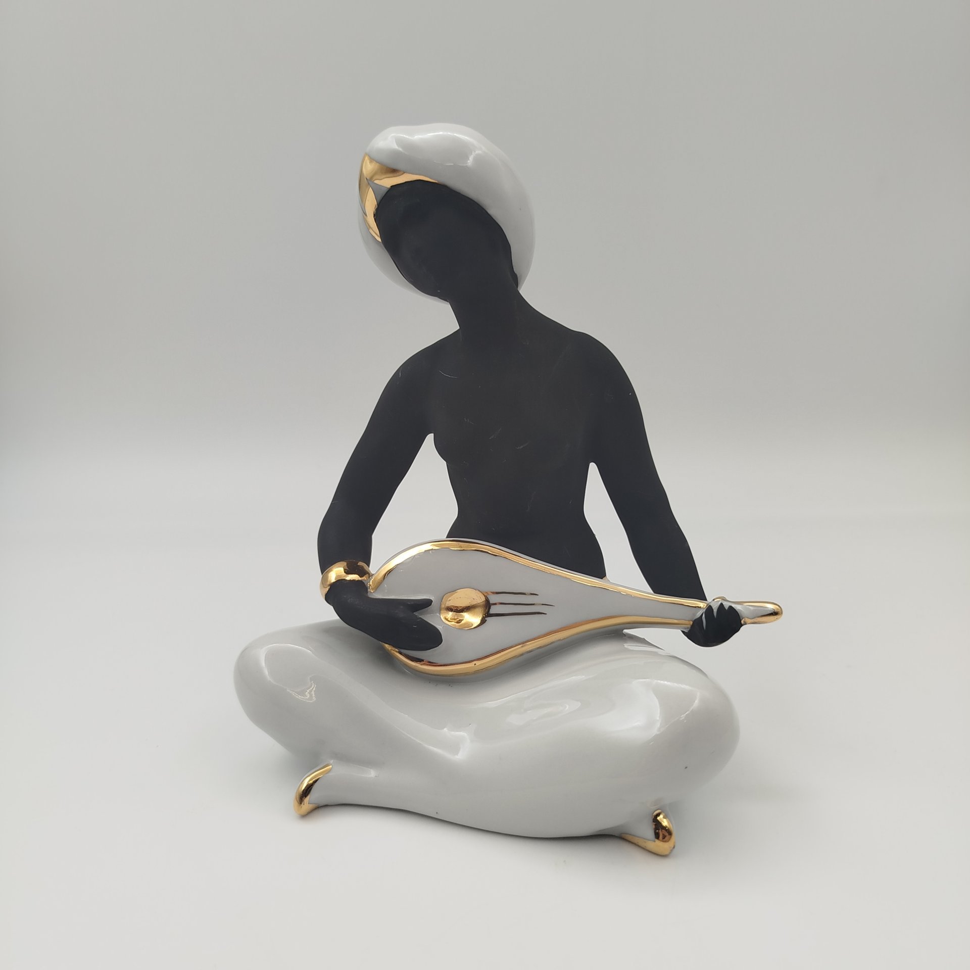 Статуэтка "Шахерезада", скульптор Богданова О.М., фарфор, крытьё, золочение, Дулевский фарфоровый завод (Дулёво), Российская Федерация, 2002 г.