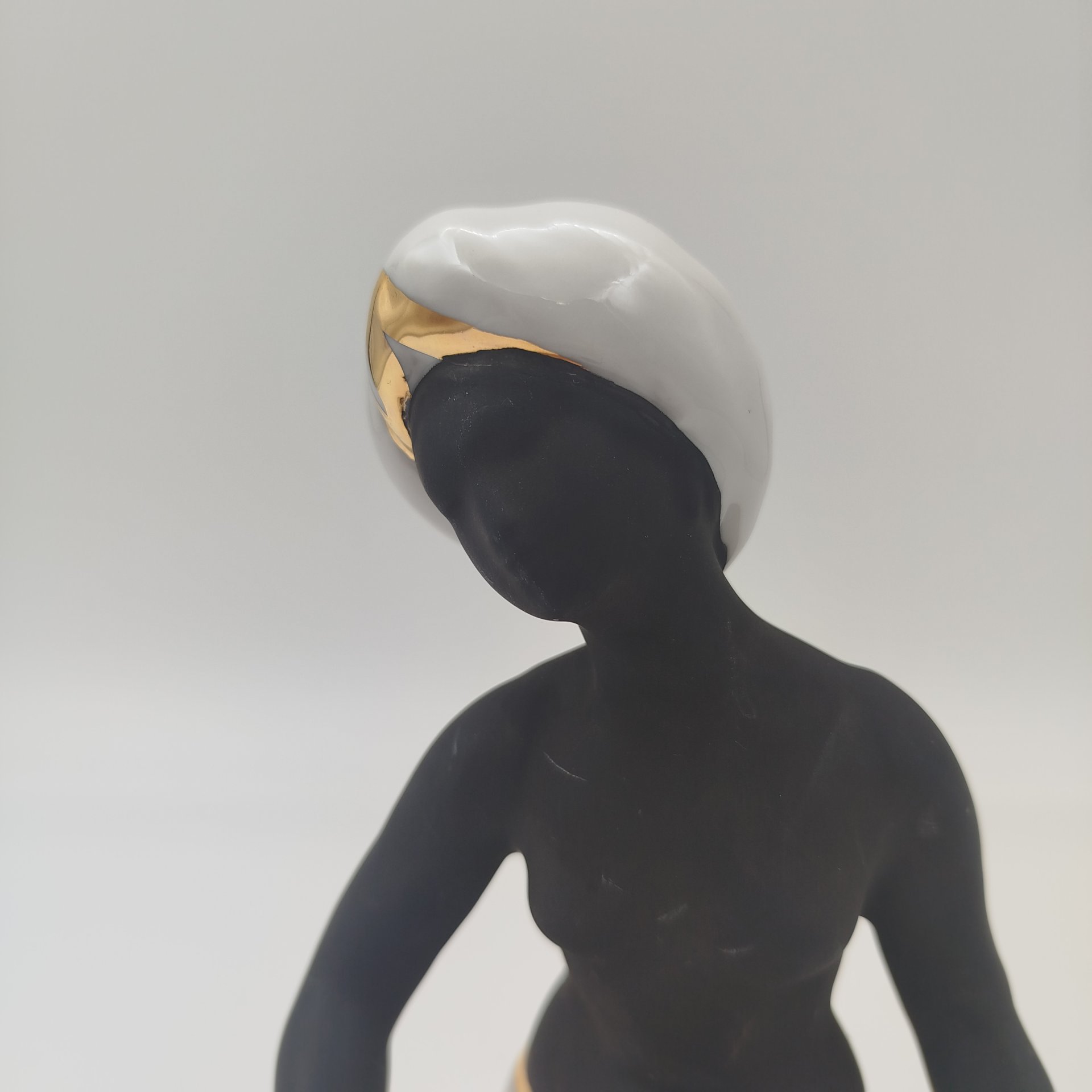 Статуэтка "Шахерезада", скульптор Богданова О.М., фарфор, крытьё, золочение, Дулевский фарфоровый завод (Дулёво), Российская Федерация, 2002 г.