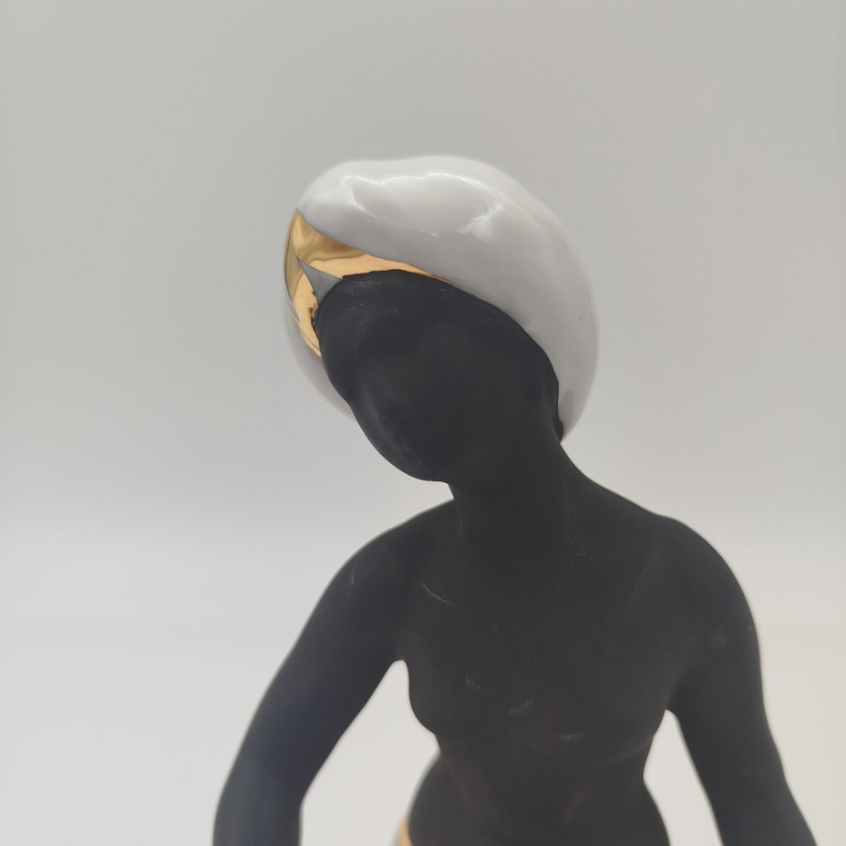 Статуэтка "Шахерезада", скульптор Богданова О.М., фарфор, крытьё, золочение, Дулевский фарфоровый завод (Дулёво), Российская Федерация, 2002 г.