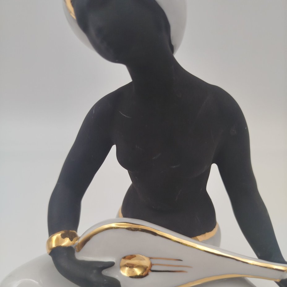 Статуэтка "Шахерезада", скульптор Богданова О.М., фарфор, крытьё, золочение, Дулевский фарфоровый завод (Дулёво), Российская Федерация, 2002 г.