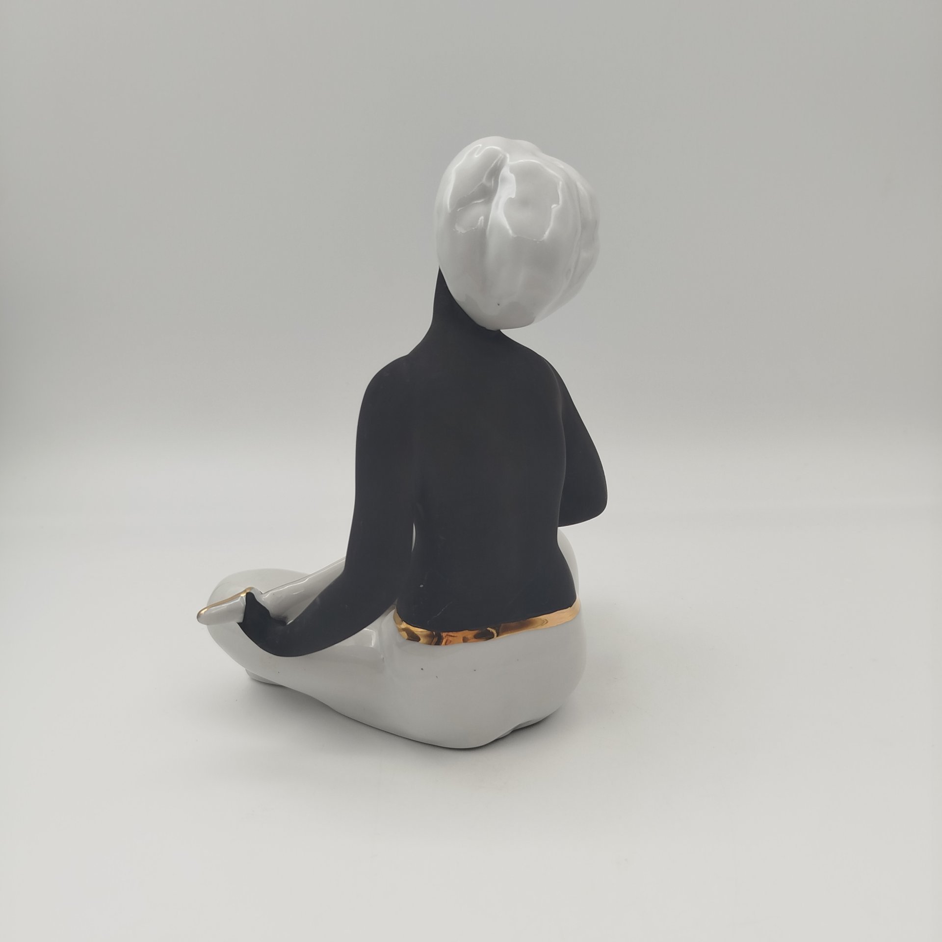 Статуэтка "Шахерезада", скульптор Богданова О.М., фарфор, крытьё, золочение, Дулевский фарфоровый завод (Дулёво), Российская Федерация, 2002 г.