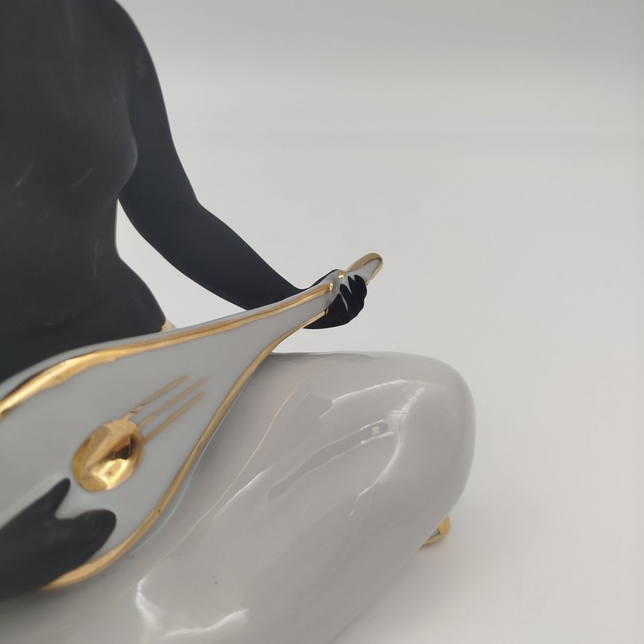 Статуэтка "Шахерезада", скульптор Богданова О.М., фарфор, крытьё, золочение, Дулевский фарфоровый завод (Дулёво), Российская Федерация, 2002 г.