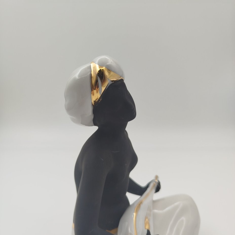 Статуэтка "Шахерезада", скульптор Богданова О.М., фарфор, крытьё, золочение, Дулевский фарфоровый завод (Дулёво), Российская Федерация, 2002 г.