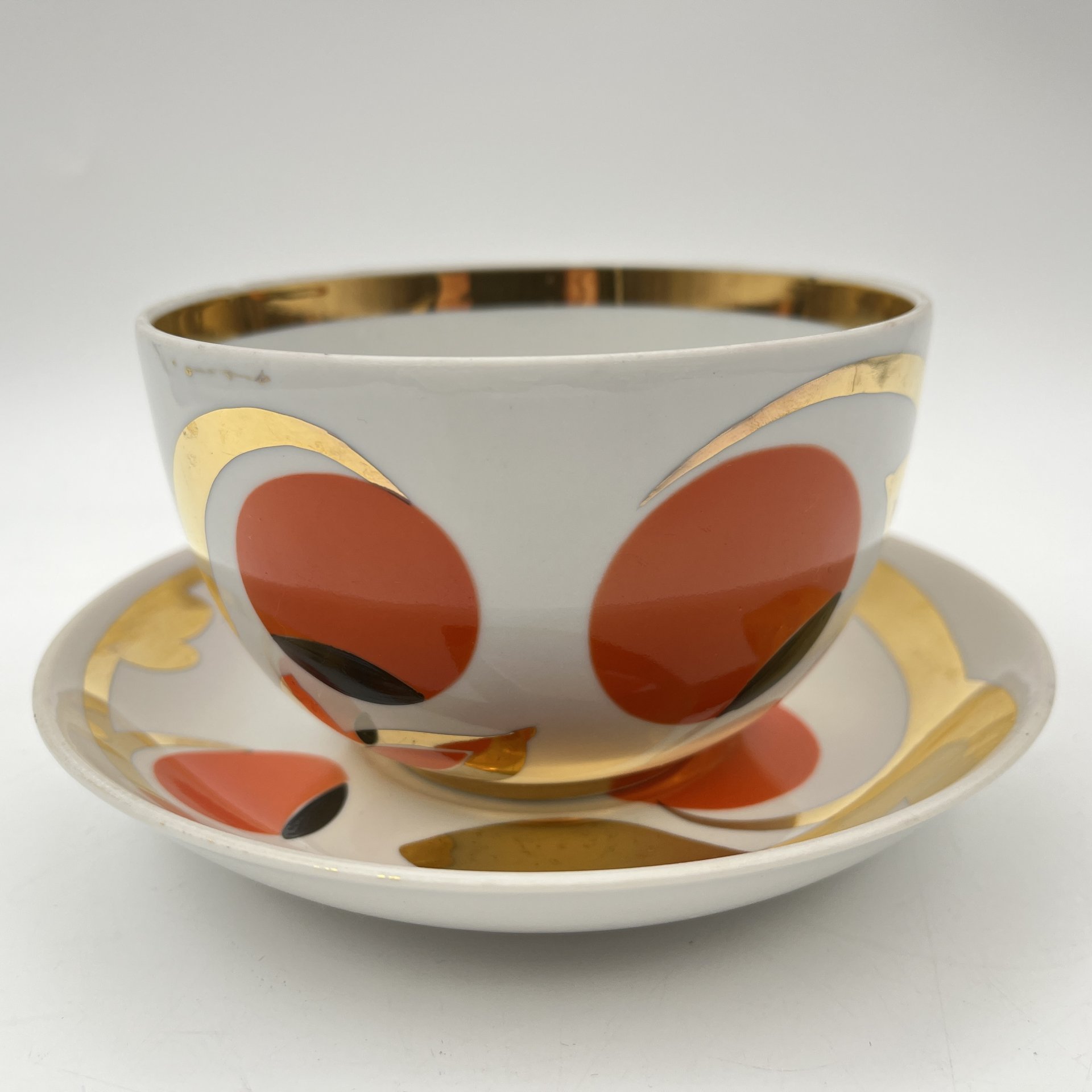 Чайная пара "Золотые яблоки" ("Райские яблоки"), автор росписи А. А. Чекулина, фарфор, крытье, золочение, Дмитровский фарфоровый завод (ДФЗ Вербилки), СССР, 1965-1991 гг.