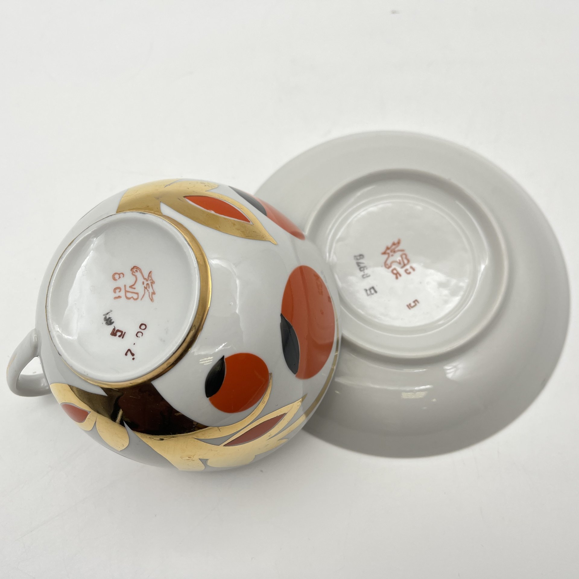 Чайная пара "Золотые яблоки" ("Райские яблоки"), автор росписи А. А. Чекулина, фарфор, крытье, золочение, Дмитровский фарфоровый завод (ДФЗ Вербилки), СССР, 1965-1991 гг.