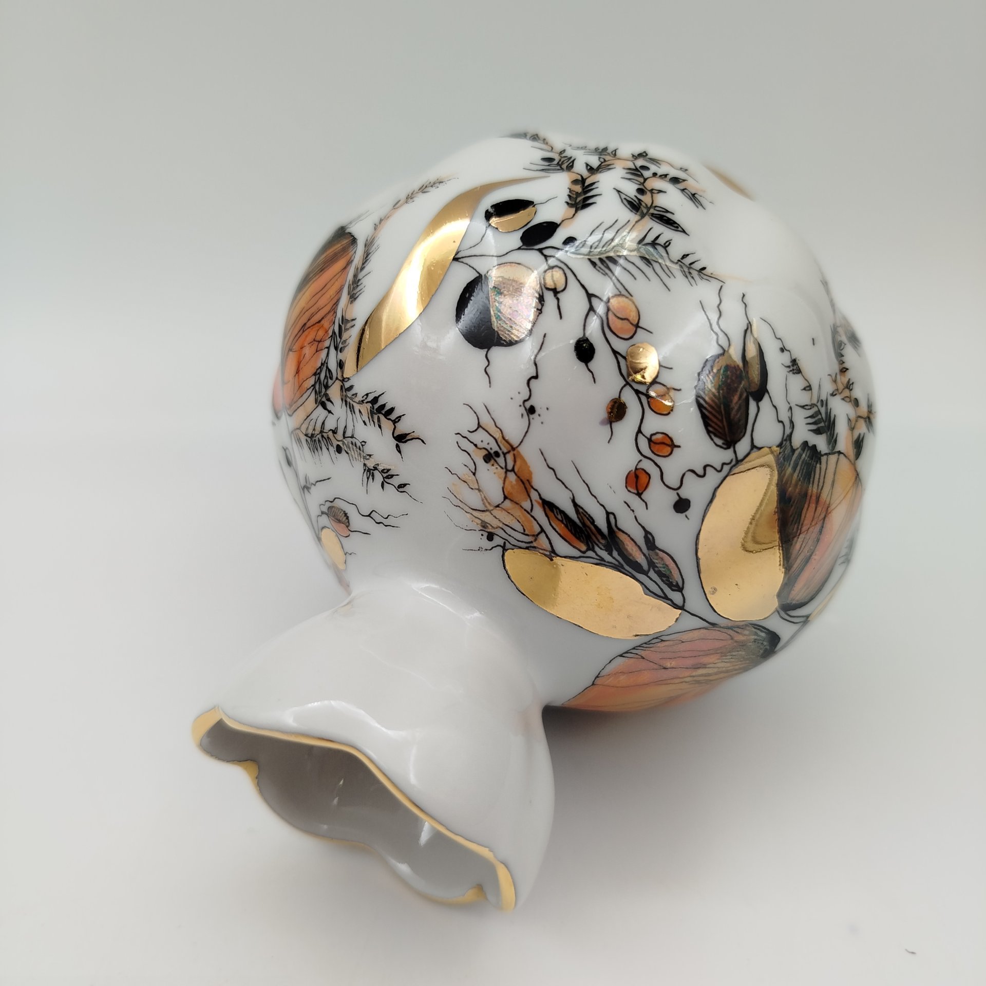 Ваза из сервиза "Золотая осень", автор формы С.Е. Яковлева, автор росписи Н.П. Славина, фарфор, деколь с подрисовкой, люстр, золочение, Ленинградский фарфоровый завод (ЛФЗ), СССР, 1970-1986 гг.