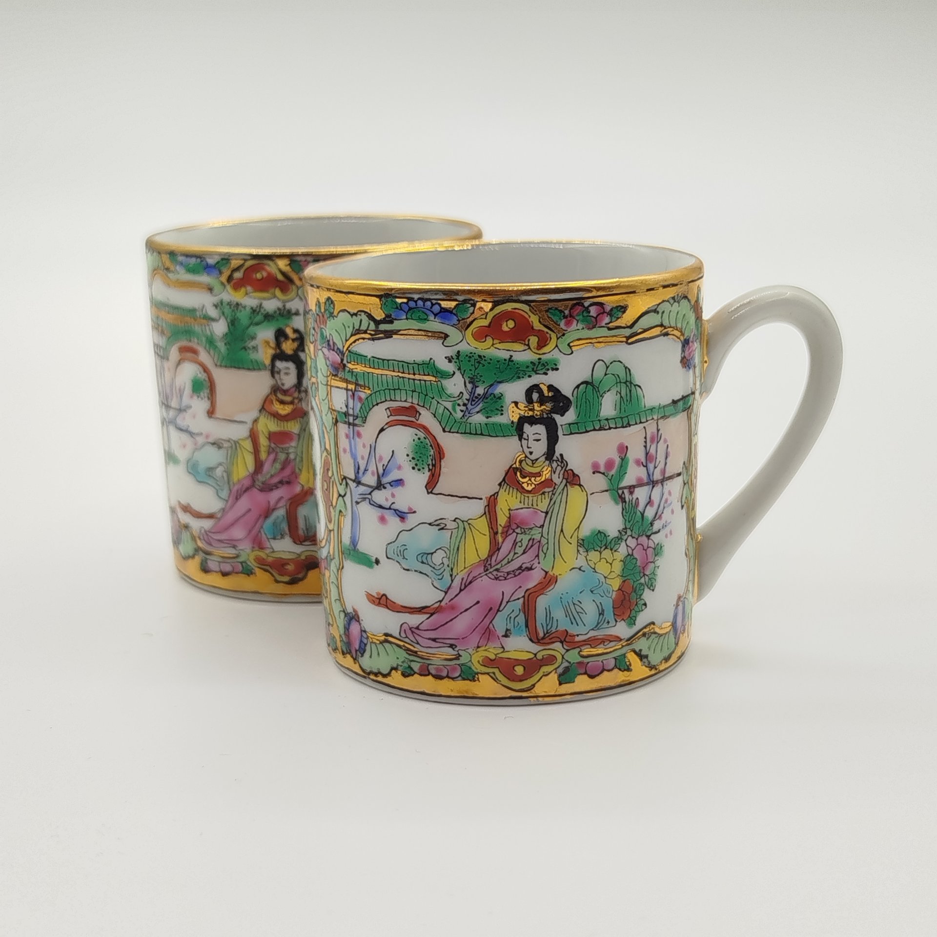 Пара кофейных чашек "Красавица в саду", фарфор, деколь, роспись эмалевыми красками, золочение, Zhongguo Zhi Zao, Китай, 1960-1980 гг.
