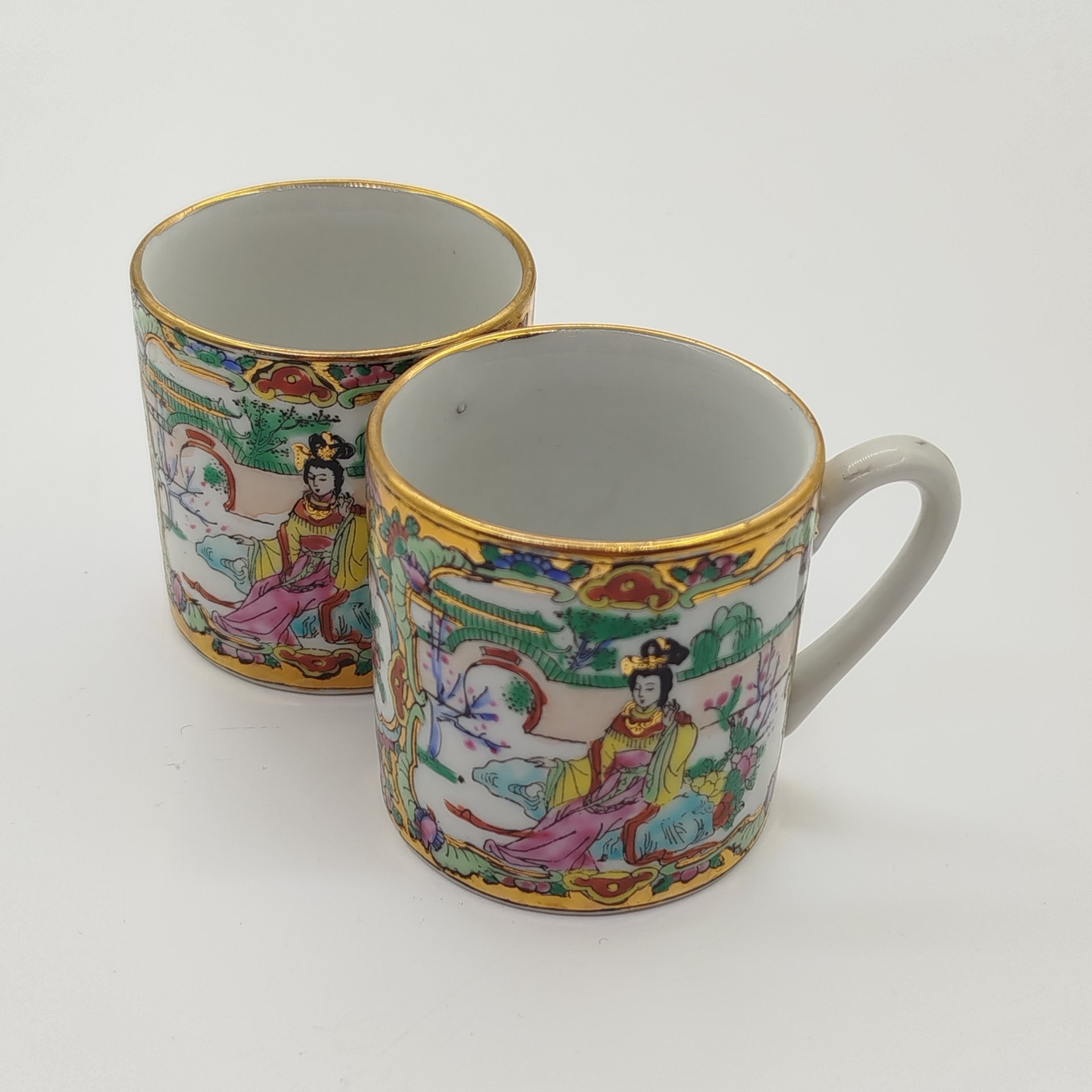 Пара кофейных чашек "Красавица в саду", фарфор, деколь, роспись эмалевыми красками, золочение, Zhongguo Zhi Zao, Китай, 1960-1980 гг.