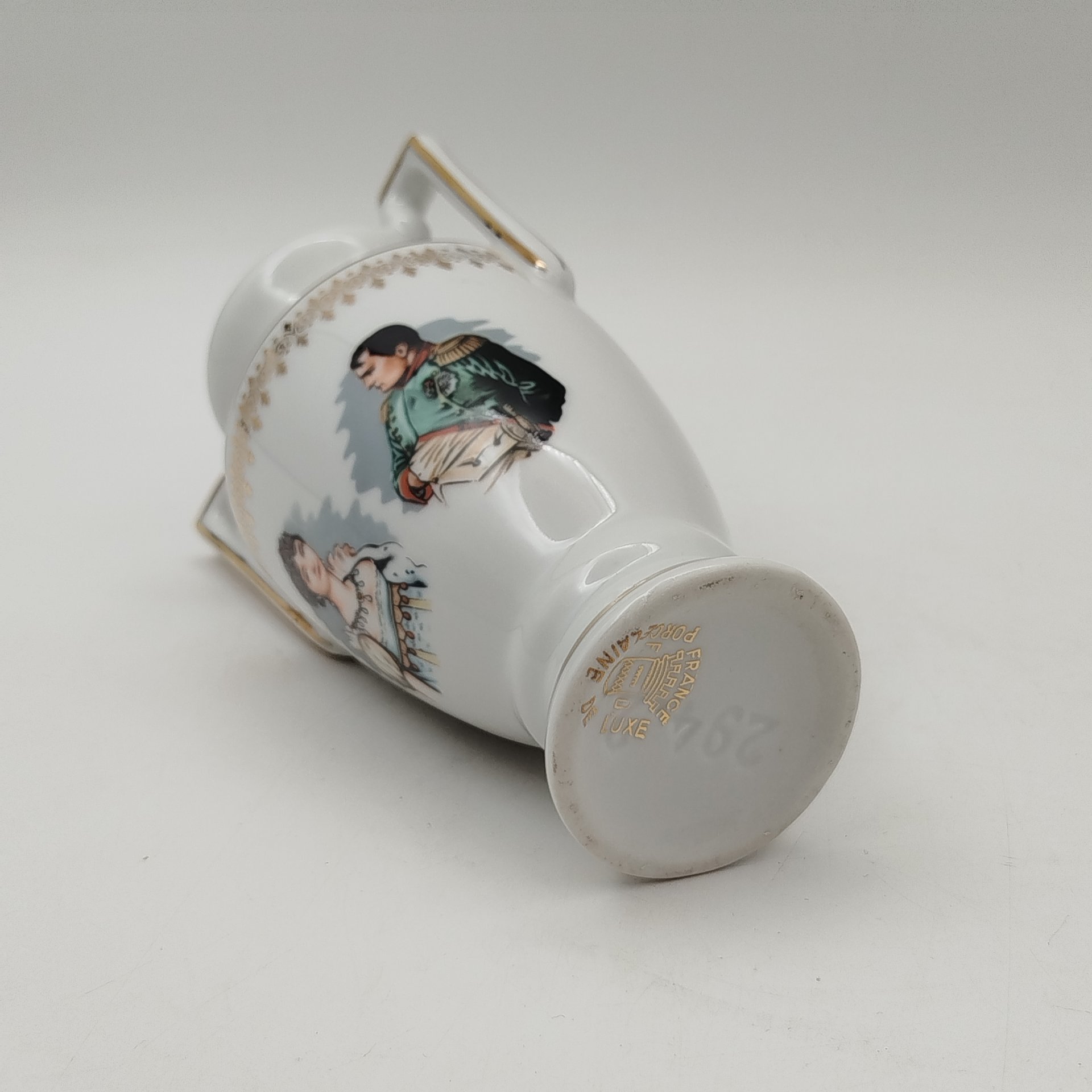 Ваза миниатюрная "Наполеон и Жозефина", Porcelaine De Luxe, фарфор, деколь, золочение, Франция, 1970-1990 гг.