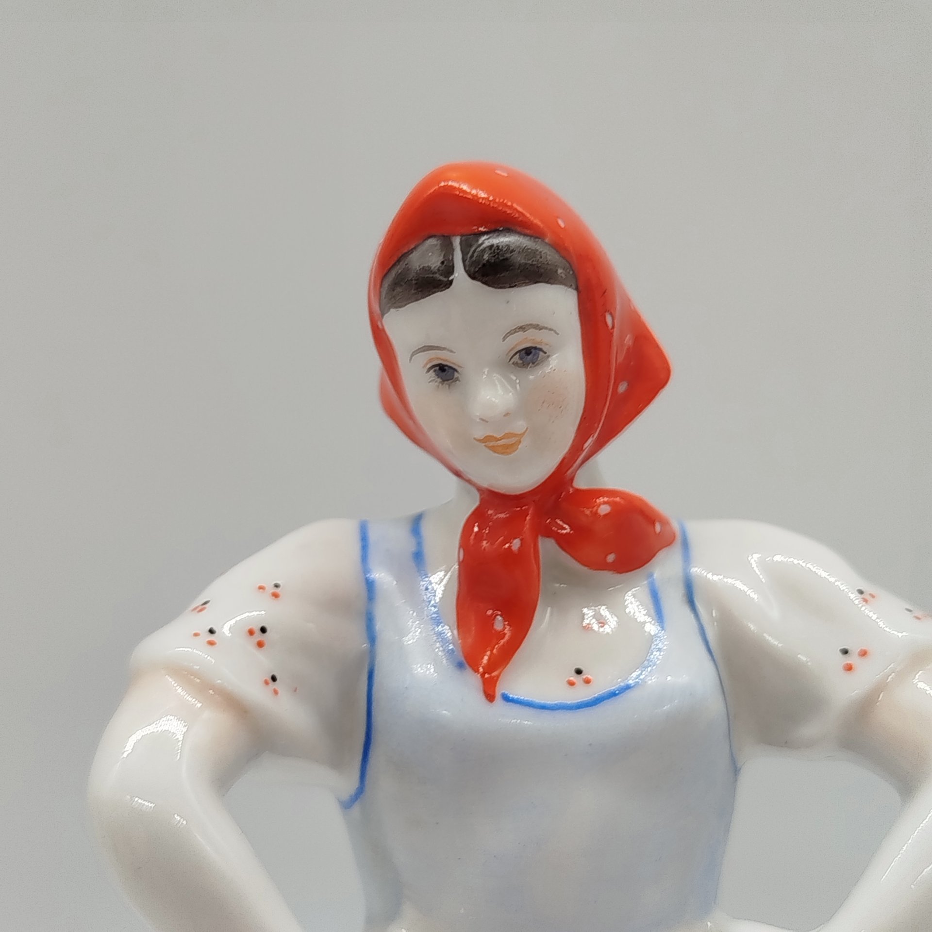 Статуэтка "Плясунья", автор С.Б. Велихова, Ленинградский фарфоровый завод (ЛФЗ)