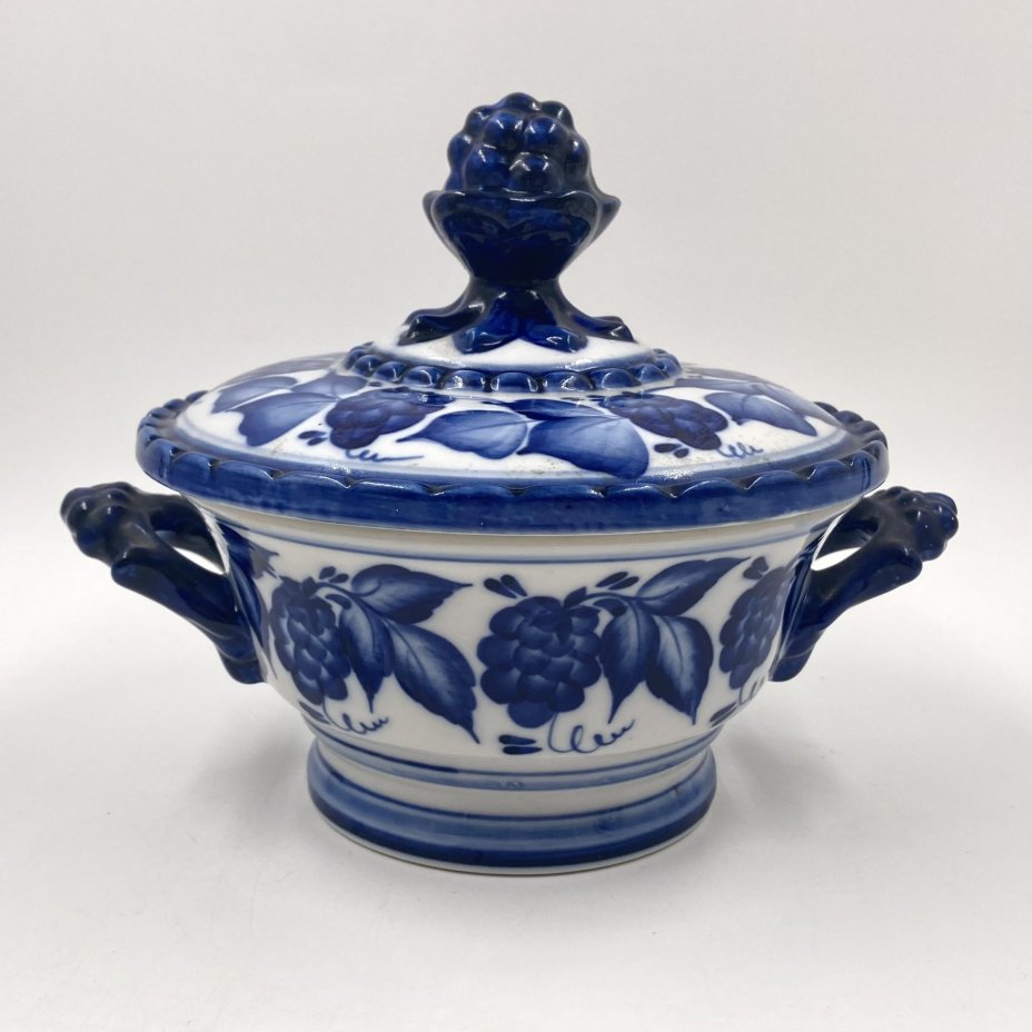 Сахарница (конфетница), украшенная растительным декором, фарфор, роспись, Объединение «Гжель», Российская Федерация, 1991-2010 гг., Объединение «Гжель»