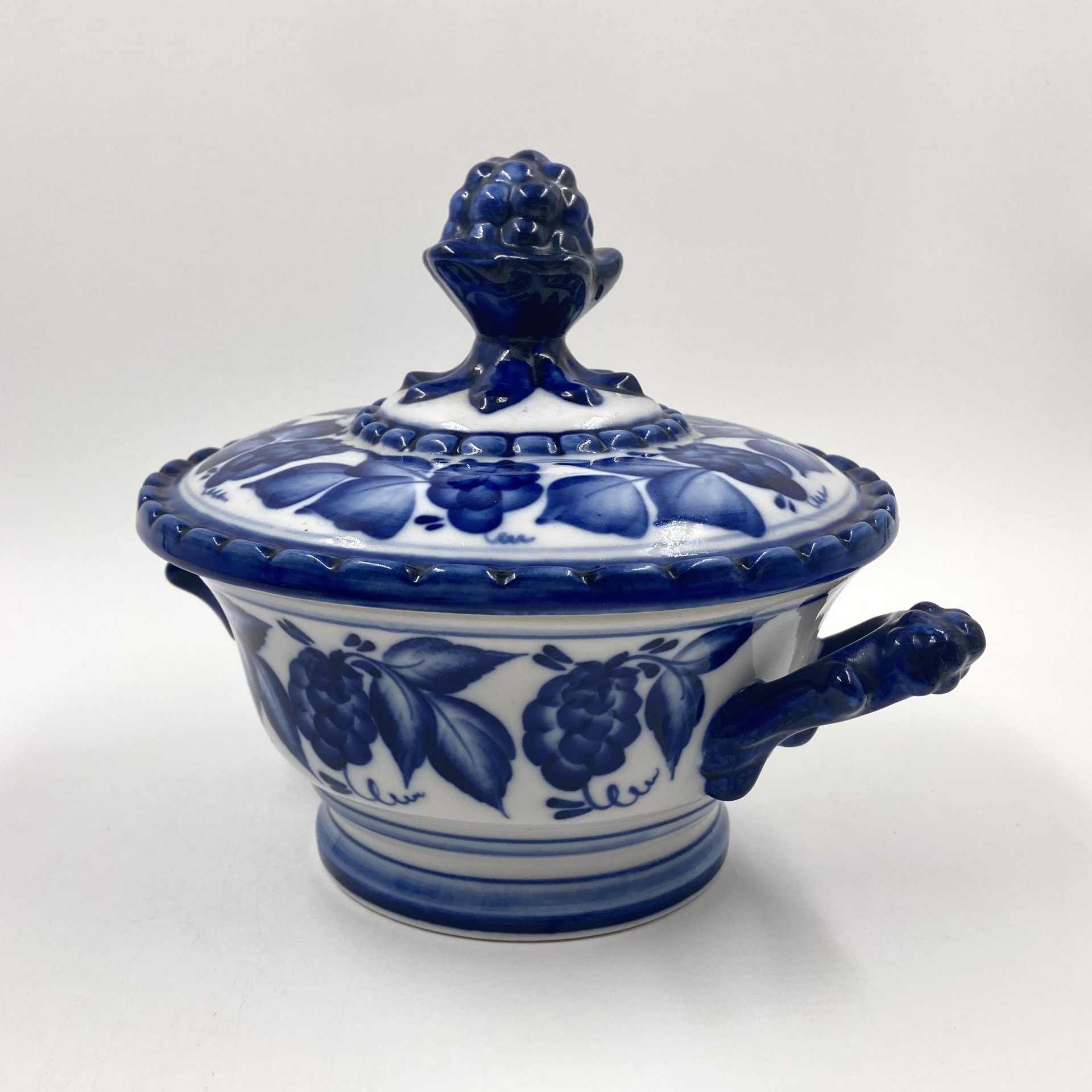 Сахарница (конфетница), украшенная растительным декором, фарфор, роспись, Объединение «Гжель», Российская Федерация, 1991-2010 гг., Объединение «Гжель»