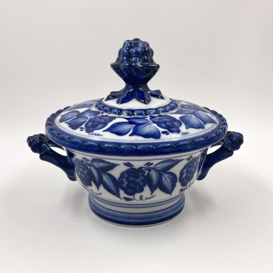 Сахарница (конфетница), украшенная растительным декором, фарфор, роспись, Объединение «Гжель», Российская Федерация, 1991-2010 гг., Объединение «Гжель»