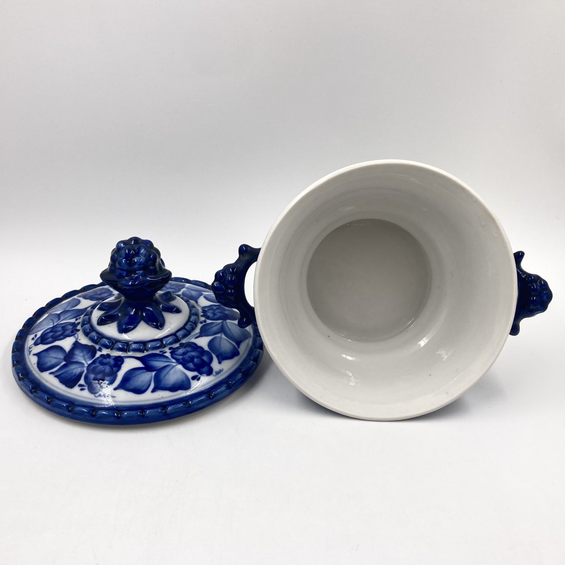 Сахарница (конфетница), украшенная растительным декором, фарфор, роспись, Объединение «Гжель», Российская Федерация, 1991-2010 гг., Объединение «Гжель»