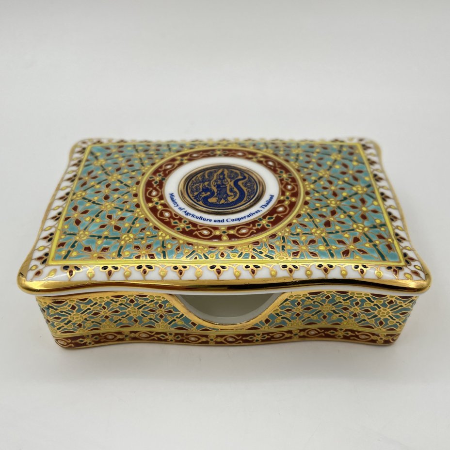 Шкатулка с растительным декором и эмблемой Министерства сельского хозяйства и кооперативов Тайланда, фарфор, роспись, деколь, золочение, Royal Bone China, Юго-Восточная Азия, 2015-2020 гг.