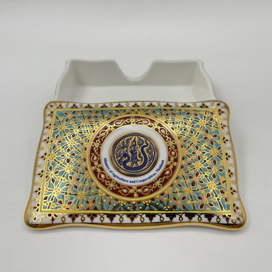 Шкатулка с растительным декором и эмблемой Министерства сельского хозяйства и кооперативов Тайланда, фарфор, роспись, деколь, золочение, Royal Bone China, Юго-Восточная Азия, 2015-2020 гг.