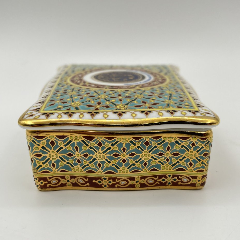 Шкатулка с растительным декором и эмблемой Министерства сельского хозяйства и кооперативов Тайланда, фарфор, роспись, деколь, золочение, Royal Bone China, Юго-Восточная Азия, 2015-2020 гг.