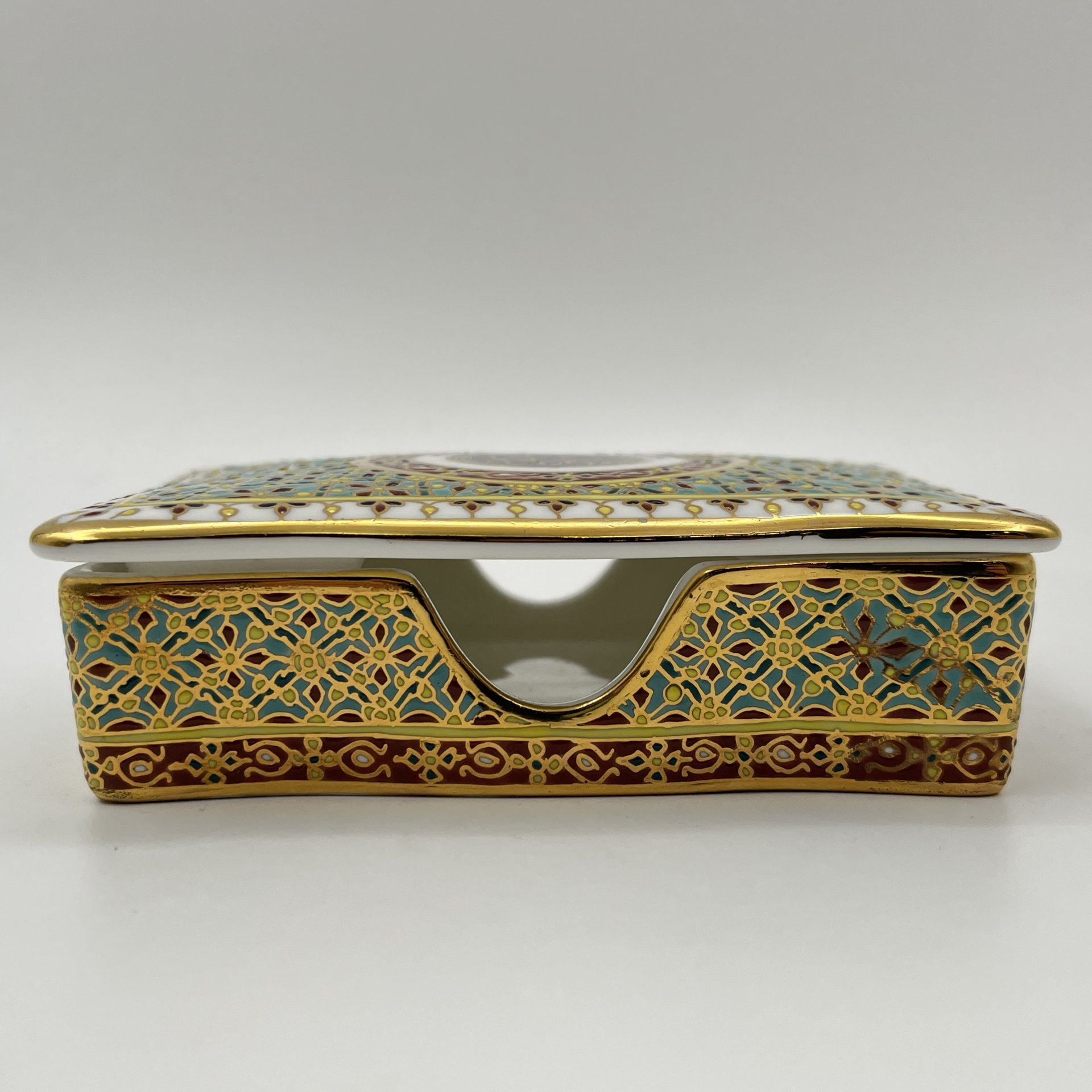 Шкатулка с растительным декором и эмблемой Министерства сельского хозяйства и кооперативов Тайланда, фарфор, роспись, деколь, золочение, Royal Bone China, Юго-Восточная Азия, 2015-2020 гг.