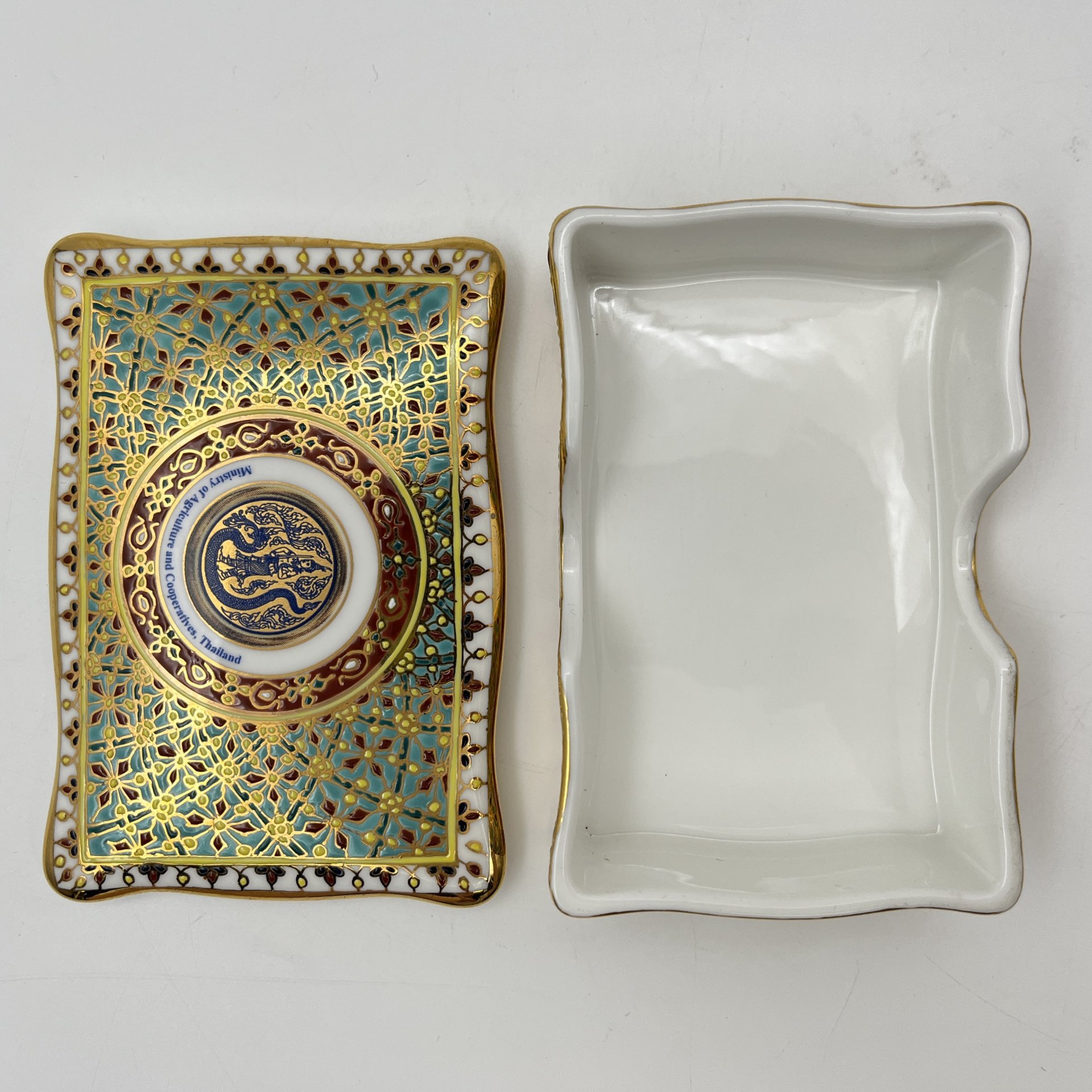 Шкатулка с растительным декором и эмблемой Министерства сельского хозяйства и кооперативов Тайланда, фарфор, роспись, деколь, золочение, Royal Bone China, Юго-Восточная Азия, 2015-2020 гг.