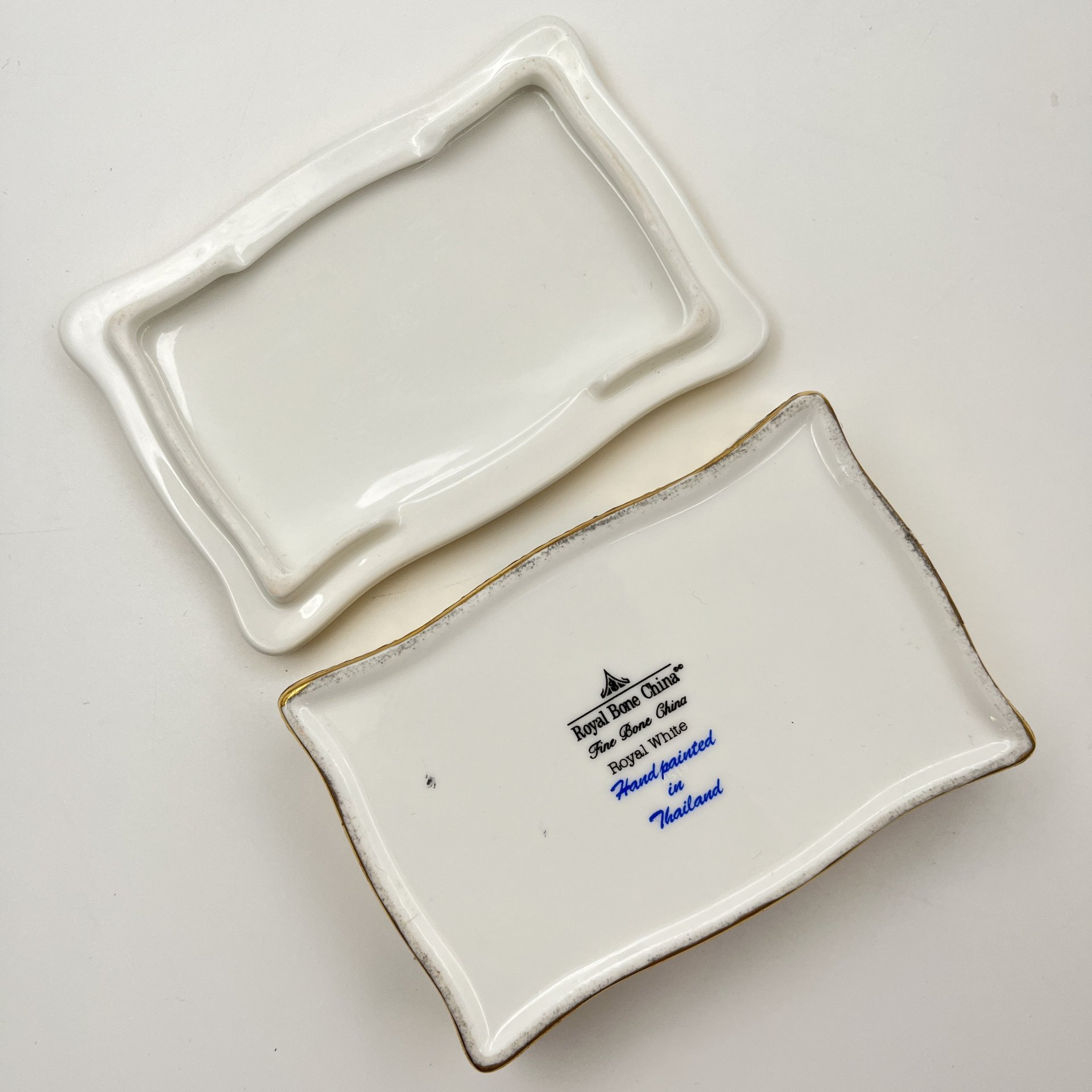 Шкатулка с растительным декором и эмблемой Министерства сельского хозяйства и кооперативов Тайланда, фарфор, роспись, деколь, золочение, Royal Bone China, Юго-Восточная Азия, 2015-2020 гг.