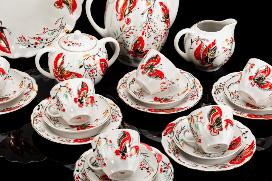 Сервиз кофейный "Бабочки" в оригинальной коробке, на 6 персон (22 предмета), автор формы Яковлева С.Е., автор росписи Григорьева Л.И., фарфор, деколь с подрисовкой, золочение, Ленинградский фарфоровый завод (ЛФЗ), Российская Федерация, 1992-2001 гг.