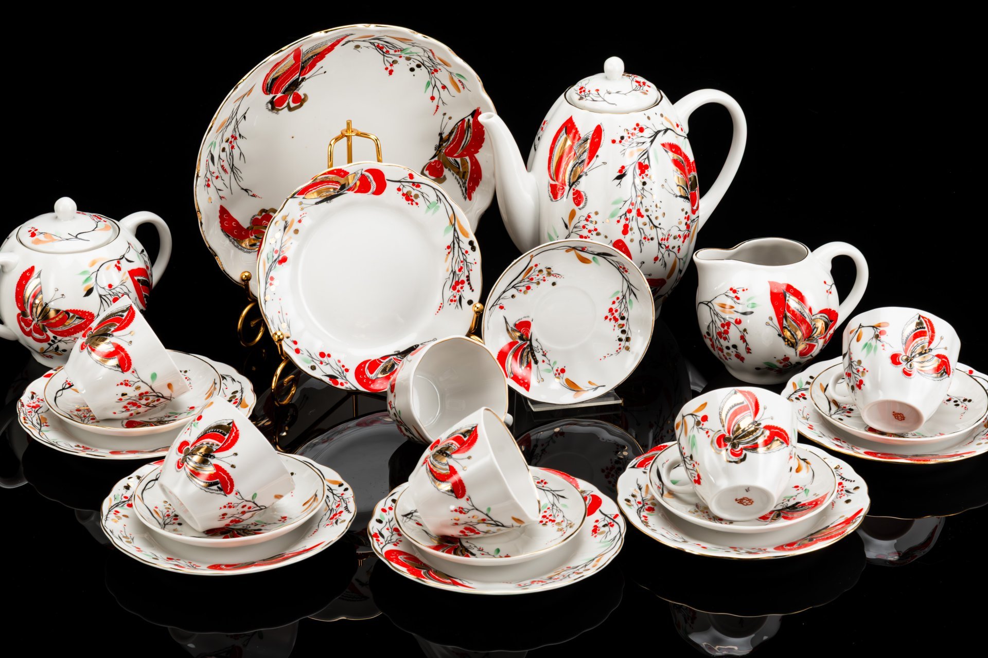Сервиз кофейный "Бабочки" в оригинальной коробке, на 6 персон (22 предмета), автор формы Яковлева С.Е., автор росписи Григорьева Л.И., фарфор, деколь с подрисовкой, золочение, Ленинградский фарфоровый завод (ЛФЗ), Российская Федерация, 1992-2001 гг.