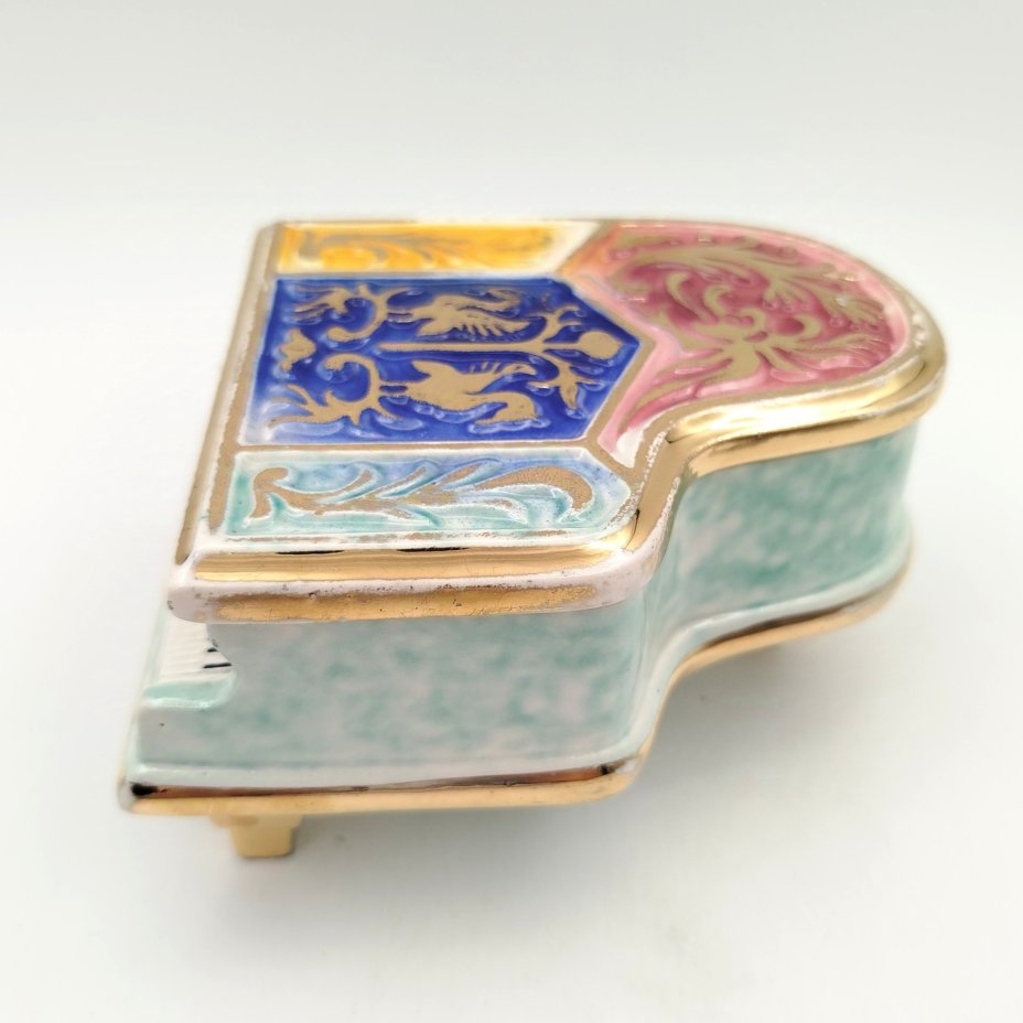 Шкатулка в виде рояля, фаянс, роспись, золочение, Hubert Bequet, Бельгия, 1950-1970 гг.