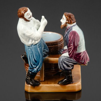Спичечница (мелочница) "Игроки. Картёжники", модель №143, фаянс, роспись, глазурь, Товарищество М.С. Кузнецова, Российская империя, 1890-1915 гг.