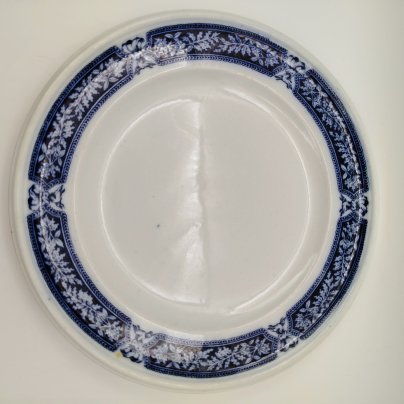 Тарелка обеденная в бело-кобальтовой гамме с растительным декором, фаянс, деколь, Brown-Westhead, Moore & Co. (BMW & C), Великобритания, 1863 г.
