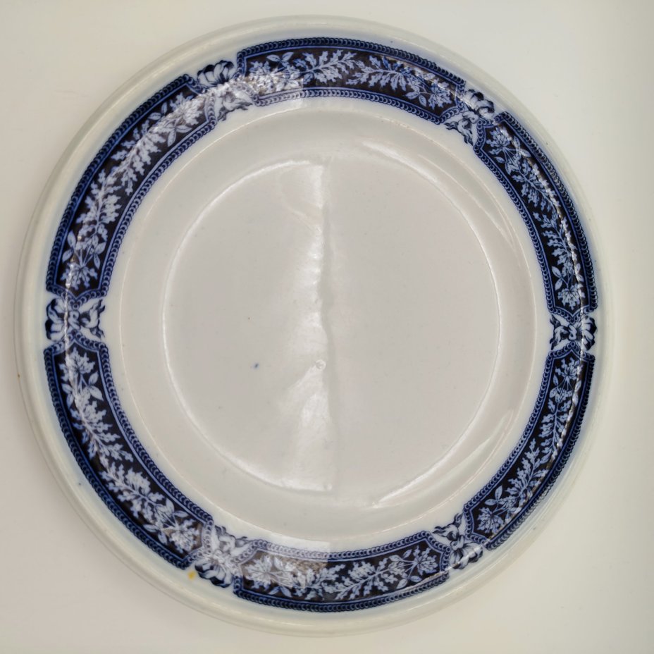Тарелка обеденная в бело-кобальтовой гамме с растительным декором, фаянс, деколь, Brown-Westhead, Moore & Co. (BMW & C), Великобритания, 1863 г.