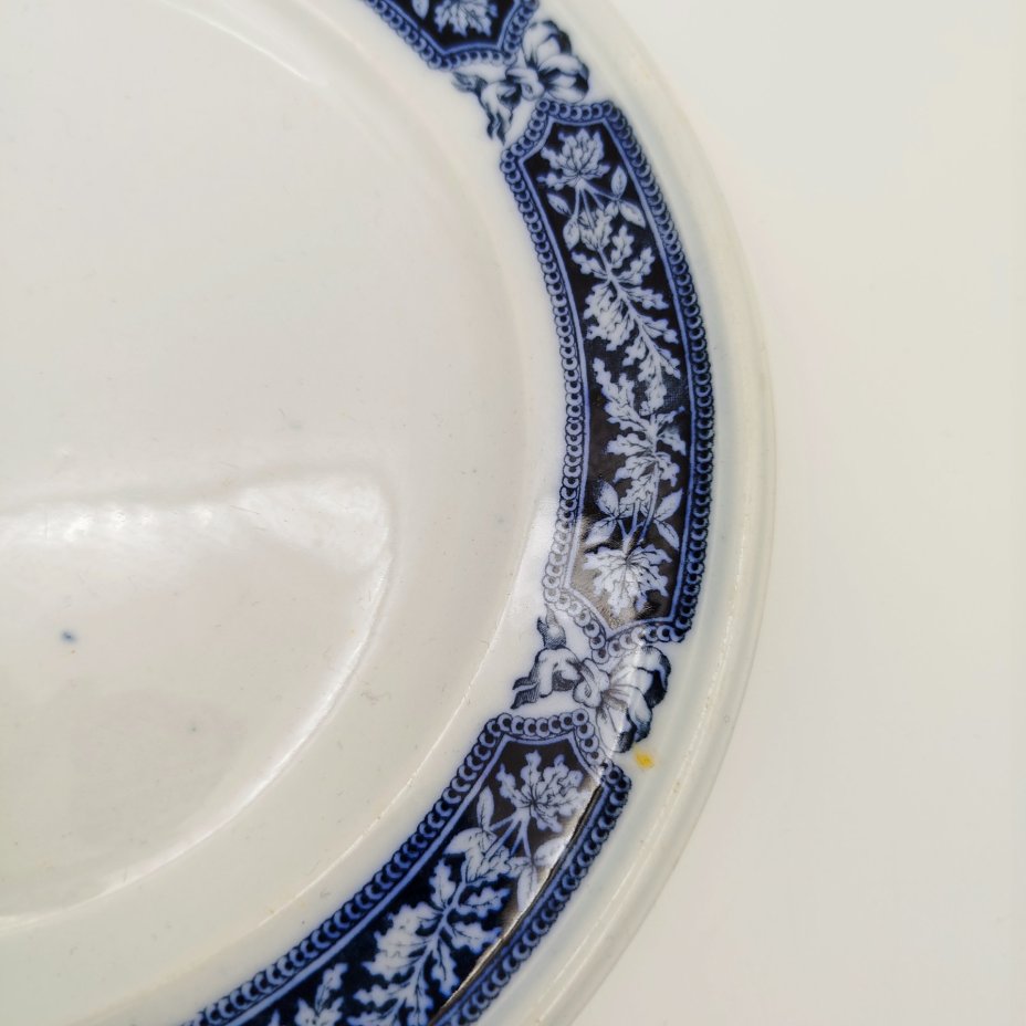 Тарелка обеденная в бело-кобальтовой гамме с растительным декором, фаянс, деколь, Brown-Westhead, Moore & Co. (BMW & C), Великобритания, 1863 г.