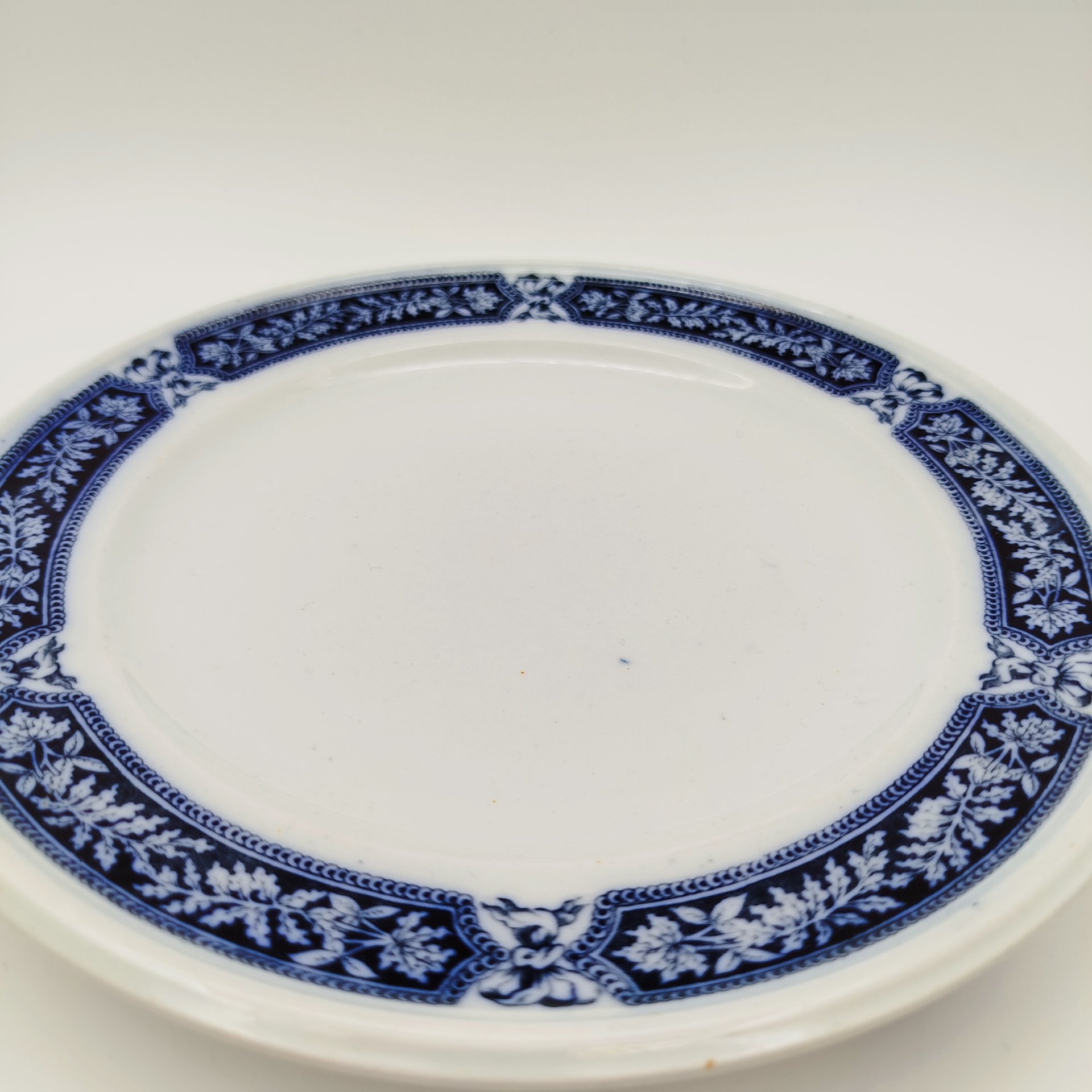Тарелка обеденная в бело-кобальтовой гамме с растительным декором, фаянс, деколь, Brown-Westhead, Moore & Co. (BMW & C), Великобритания, 1863 г.