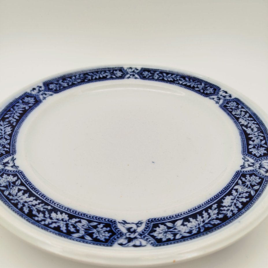 Тарелка обеденная в бело-кобальтовой гамме с растительным декором, фаянс, деколь, Brown-Westhead, Moore & Co. (BMW & C), Великобритания, 1863 г.