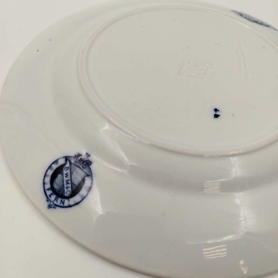 Тарелка обеденная в бело-кобальтовой гамме с растительным декором, фаянс, деколь, Brown-Westhead, Moore & Co. (BMW & C), Великобритания, 1863 г.