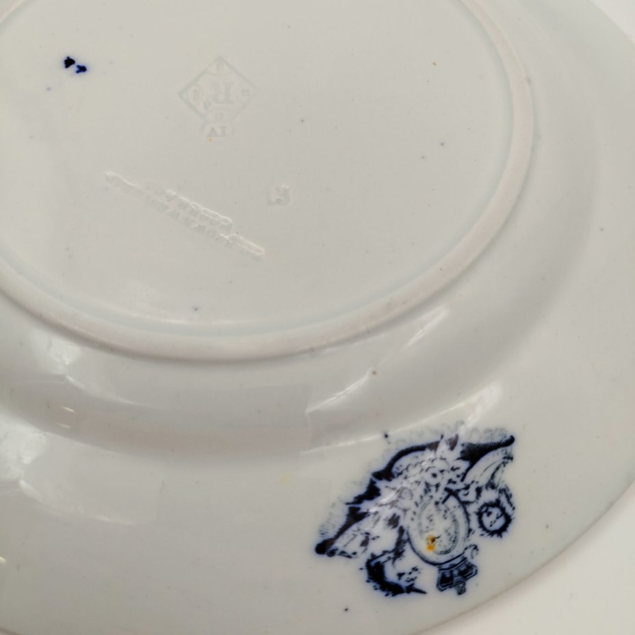 Тарелка обеденная в бело-кобальтовой гамме с растительным декором, фаянс, деколь, Brown-Westhead, Moore & Co. (BMW & C), Великобритания, 1863 г.