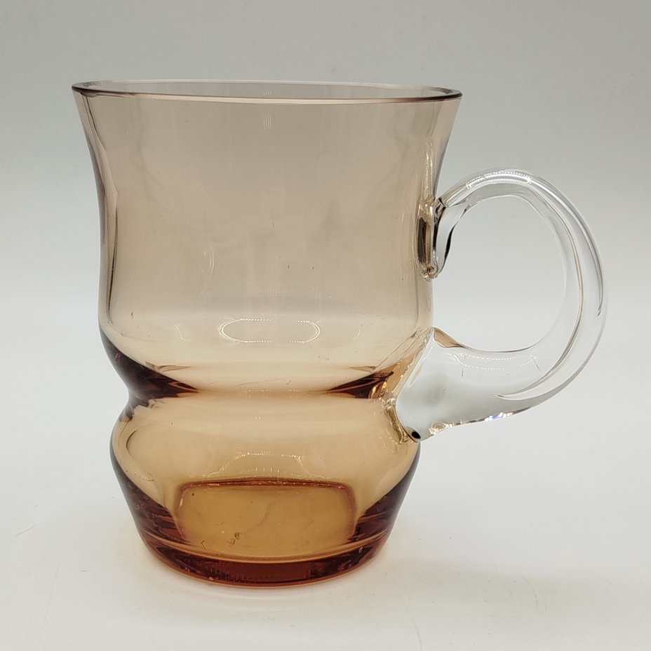 Кружка с эффектом деграде, автор Н.С. Бердников, цветное стекло, гутная техника, Первомайский стекольный завод, СССР, 1970-1990 гг.