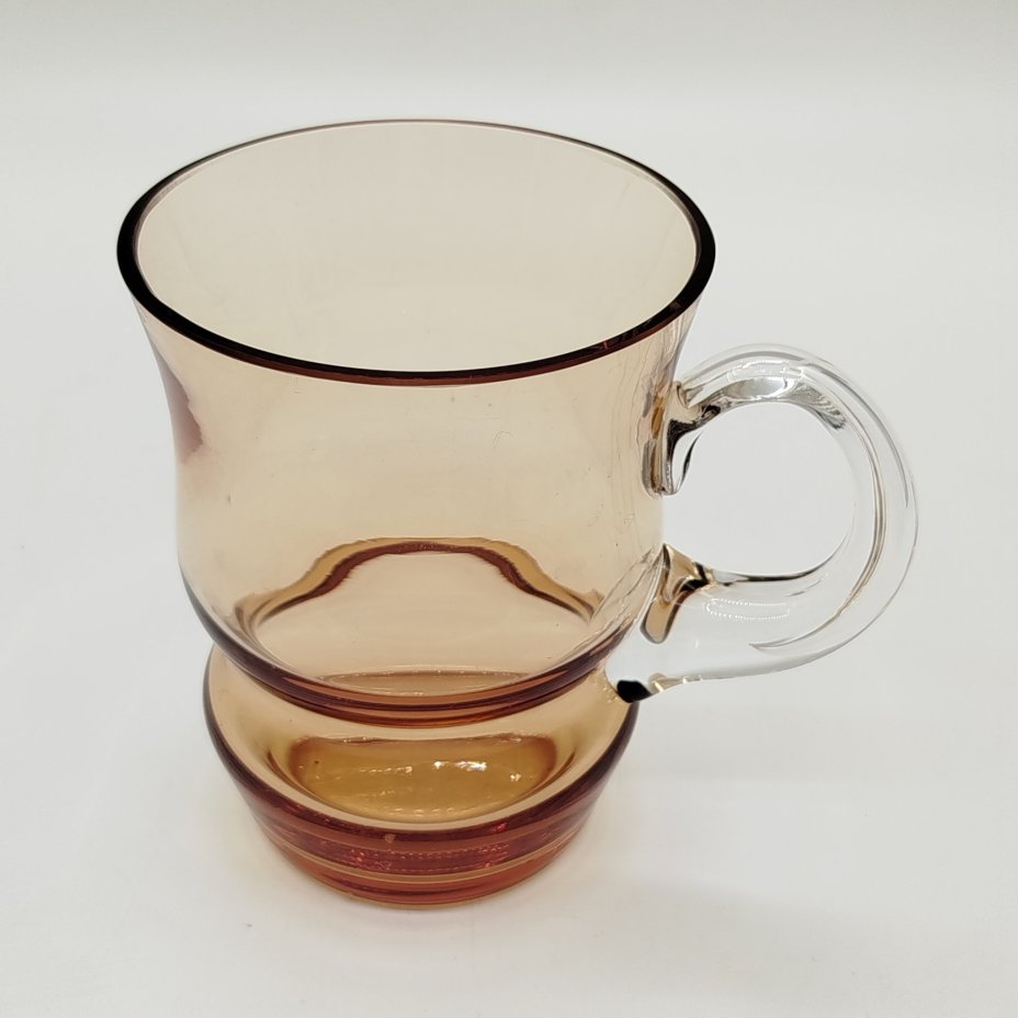 Кружка с эффектом деграде, автор Н.С. Бердников, цветное стекло, гутная техника, Первомайский стекольный завод, СССР, 1970-1990 гг.