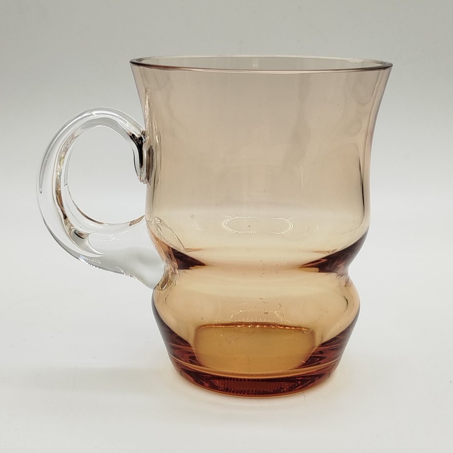 Кружка с эффектом деграде, автор Н.С. Бердников, цветное стекло, гутная техника, Первомайский стекольный завод, СССР, 1970-1990 гг.