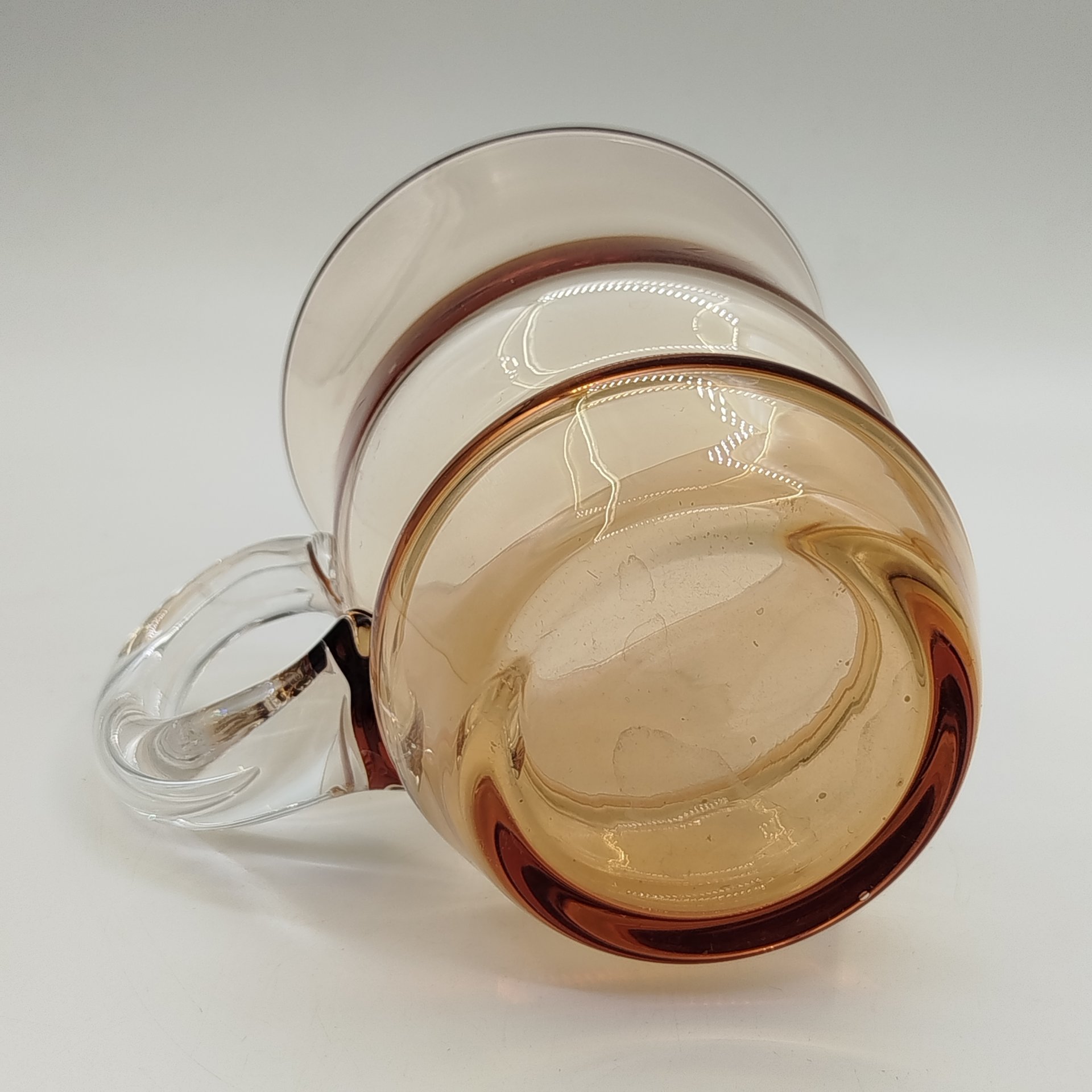 Кружка с эффектом деграде, автор Н.С. Бердников, цветное стекло, гутная техника, Первомайский стекольный завод, СССР, 1970-1990 гг.